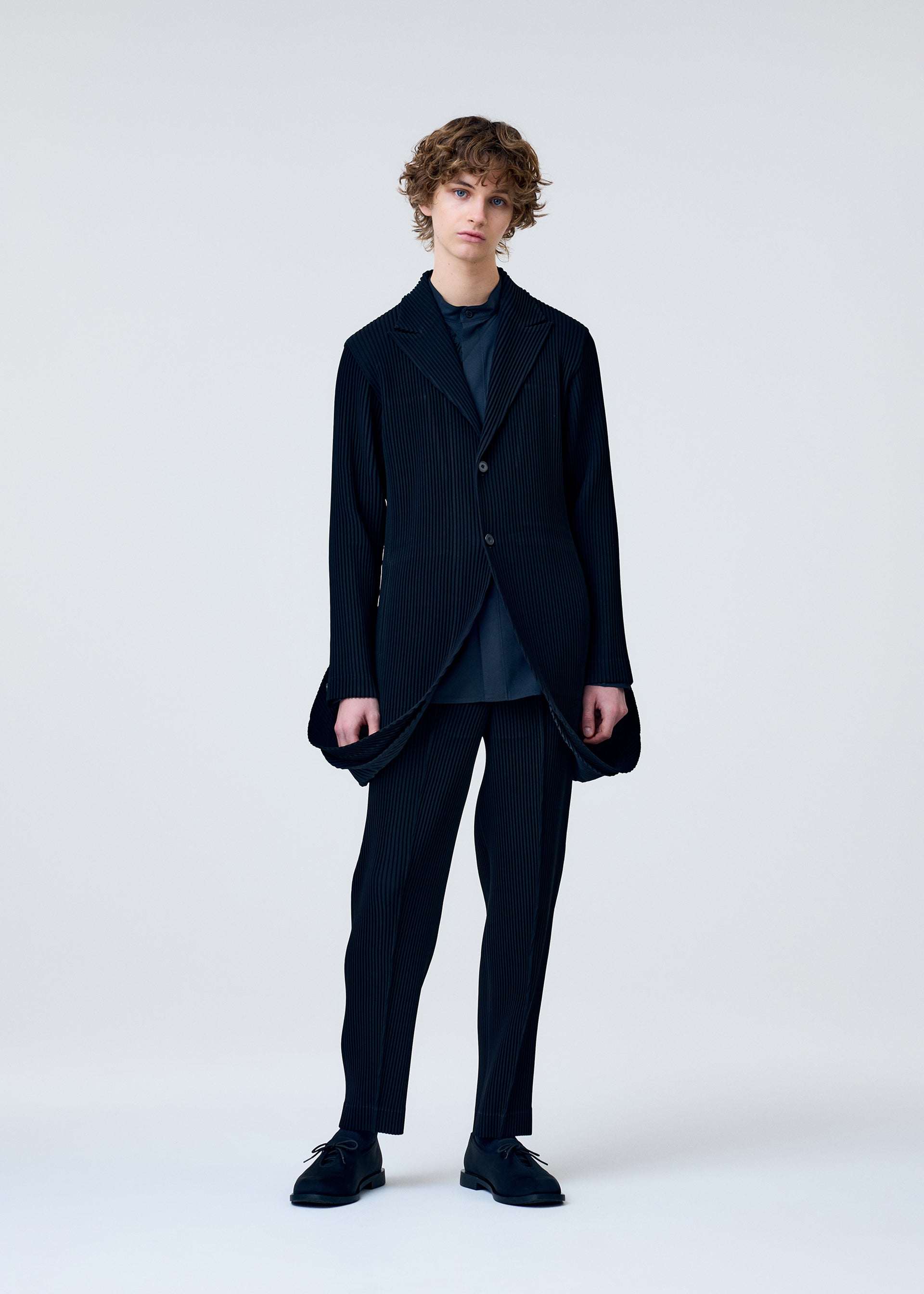 A model wears the Homme Plisse Issey Miyake TUXEDO PLEATS prêt à porter.