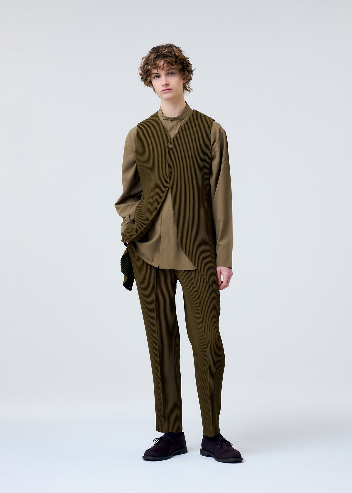 A model wears the Homme Plisse Issey Miyake TUXEDO PLEATS prêt à porter.