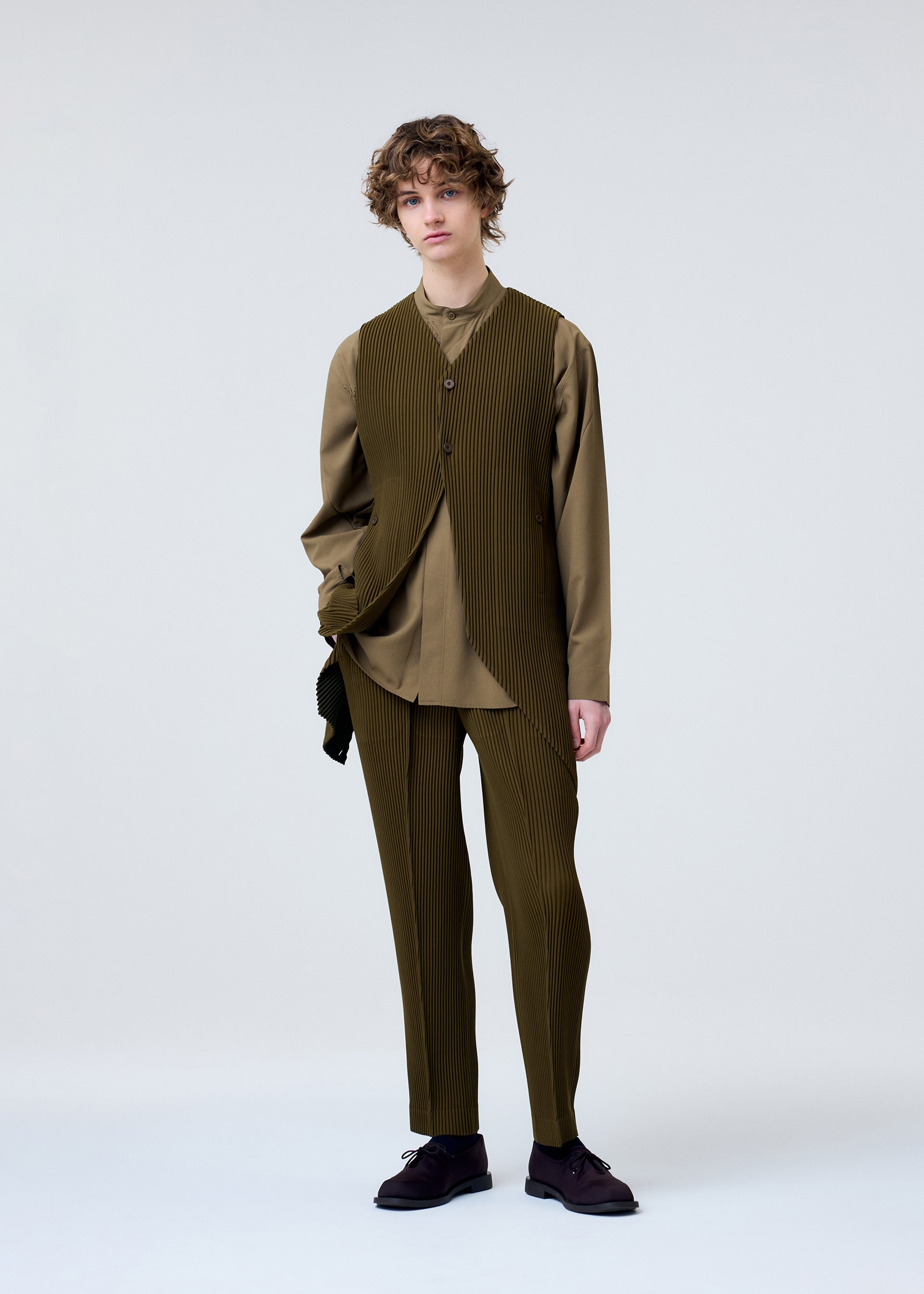 A model wears the Homme Plisse Issey Miyake TUXEDO PLEATS prêt à porter.