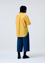 A model wears the HOMME PLISSE ISSEY MIYAKE EDGE ENSEMBLE prêt à porter.