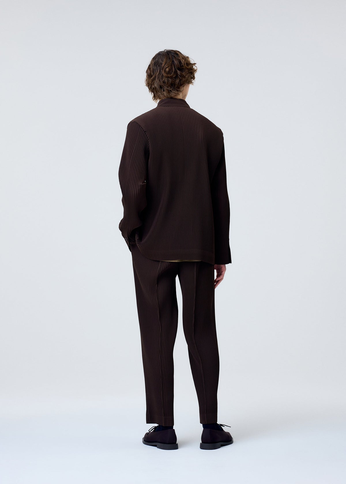 A model wears the Homme Plisse Issey Miyake TUXEDO PLEATS prêt à porter.