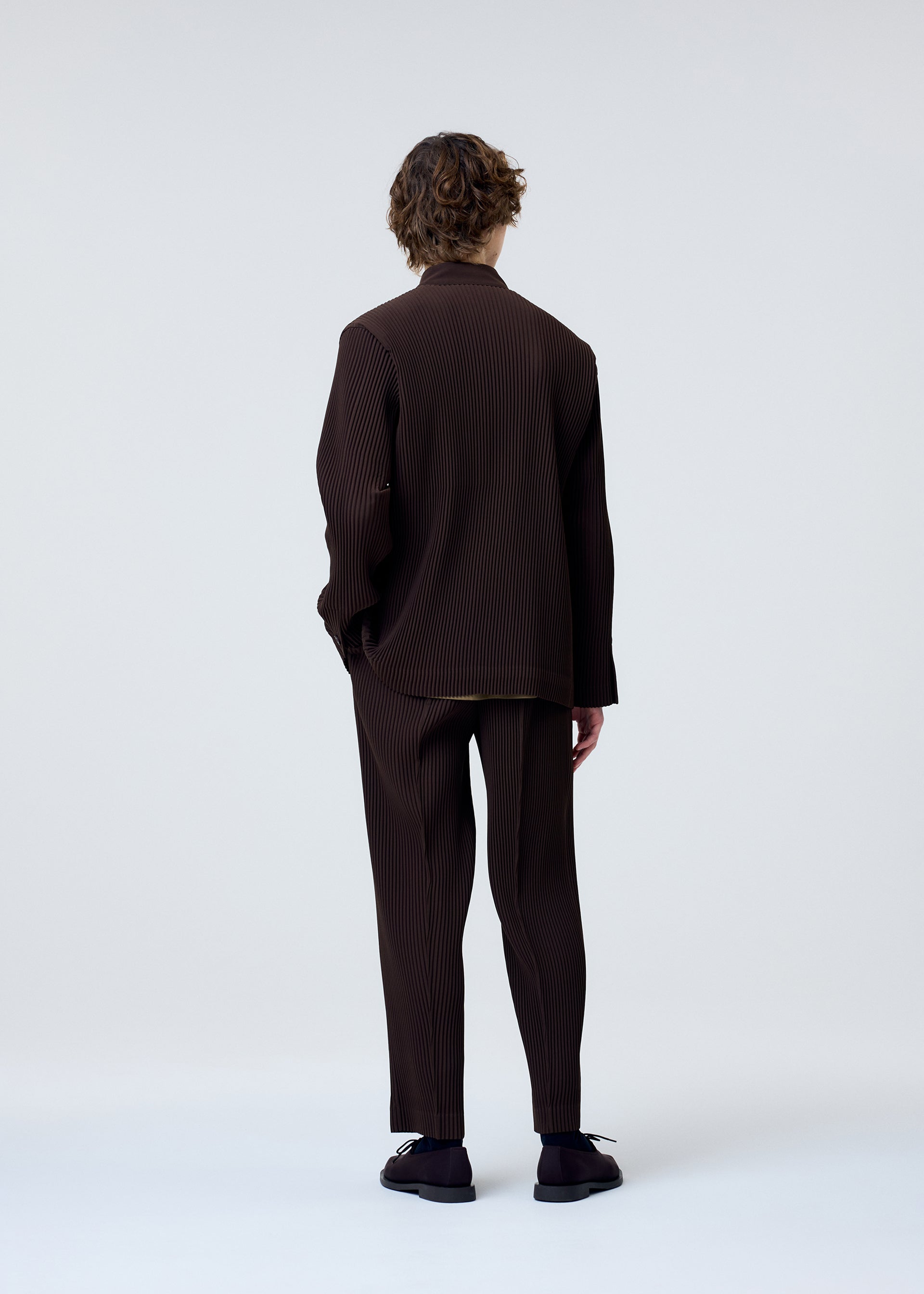 A model wears the Homme Plisse Issey Miyake TUXEDO PLEATS prêt à porter.