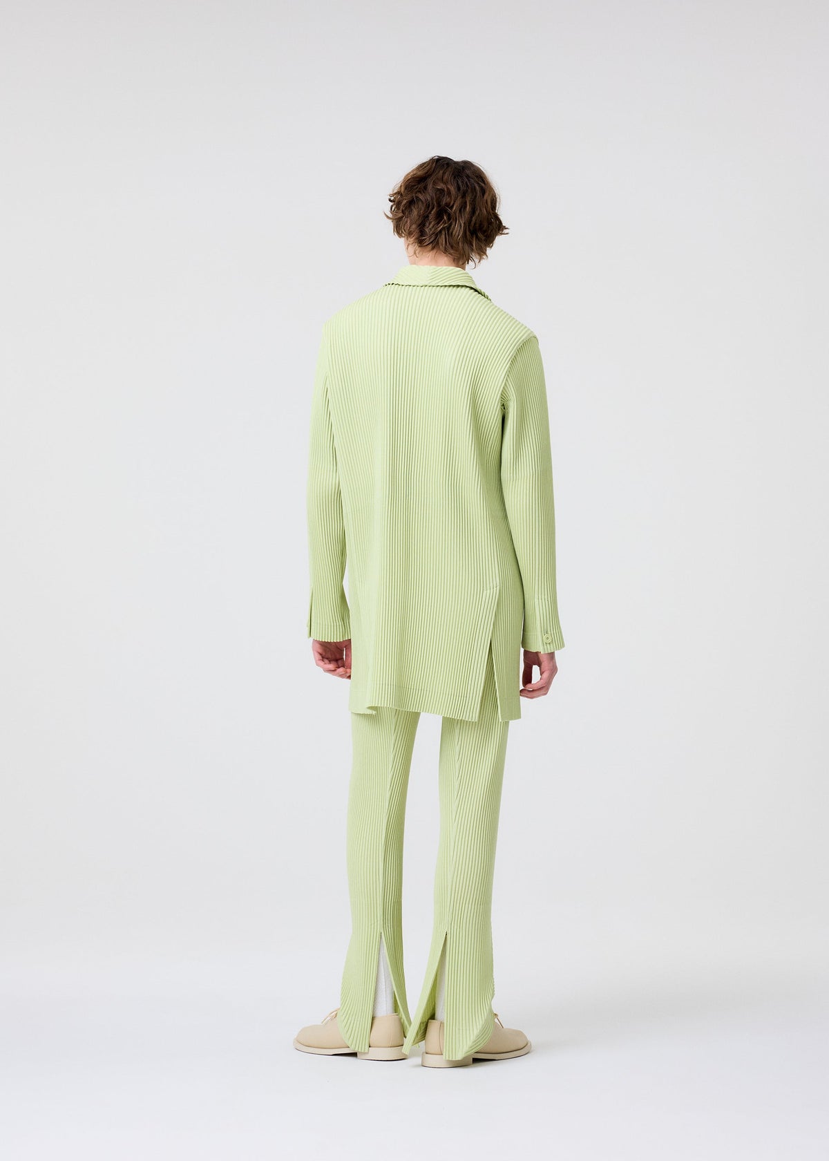 A model wears the Homme Plisse Issey Miyake LINEN LIKE pants.