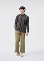 A model wears the HOMME PLISSE ISSEY MIYAKE EDGE ENSEMBLE prêt à porter.