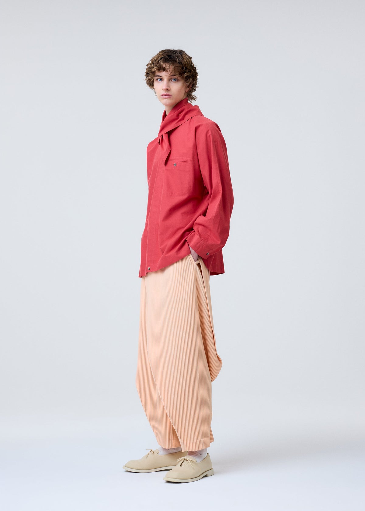 A model wears the HOMME PLISSE ISSEY MIYAKE STREAMLINE SHIRT prêt à porter.