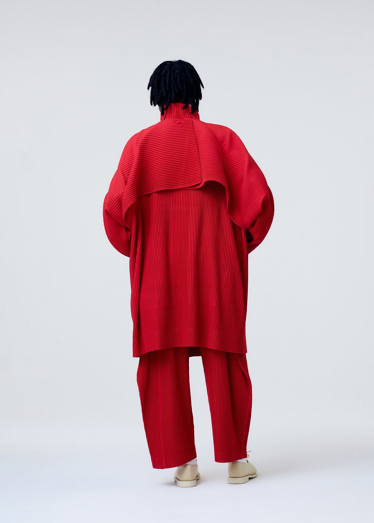 A model wears the HOMME PLISSE ISSEY MIYAKE COVER AND FOLD prêt à porter.