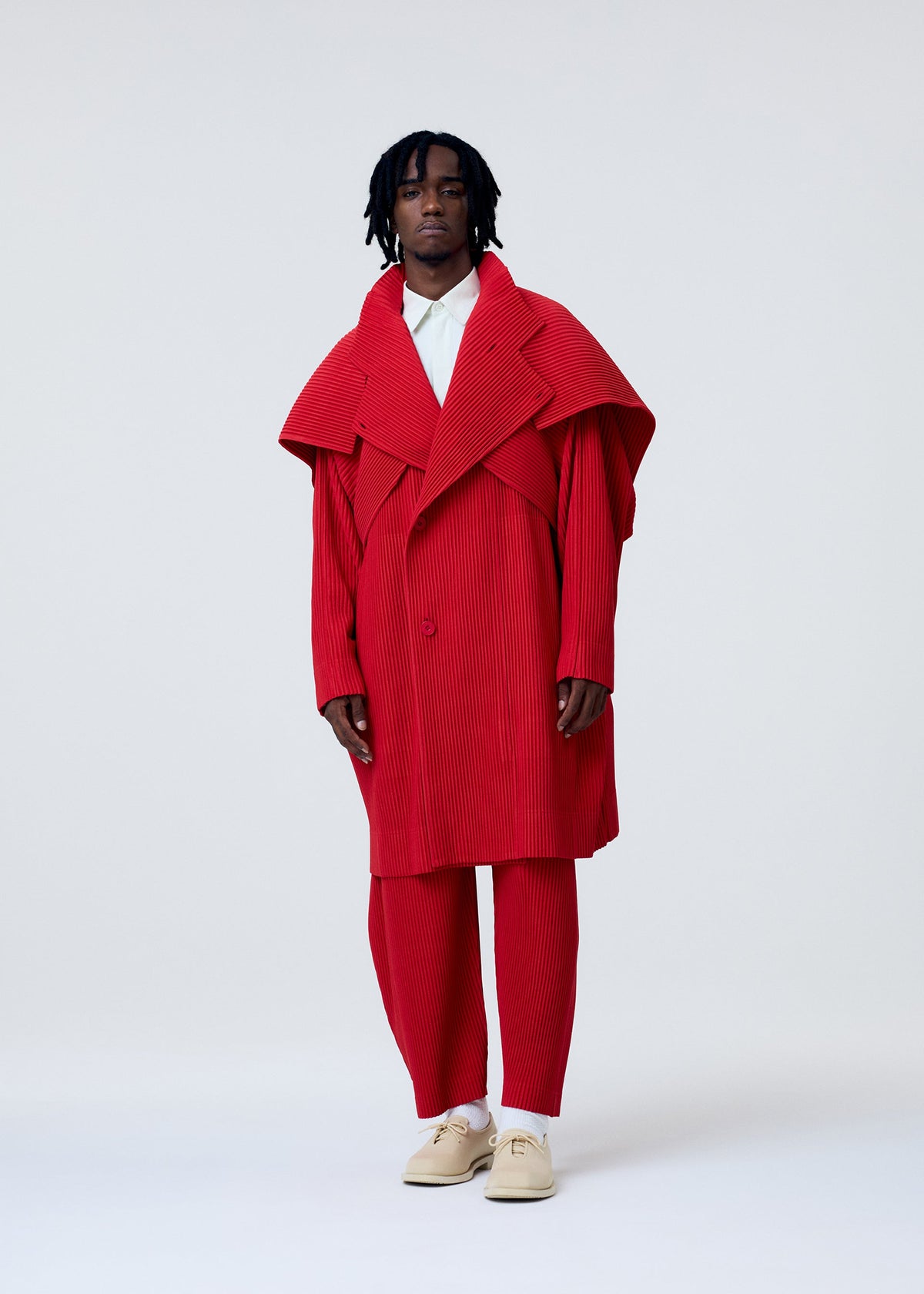 A model wears the HOMME PLISSE ISSEY MIYAKE COVER AND FOLD prêt à porter.