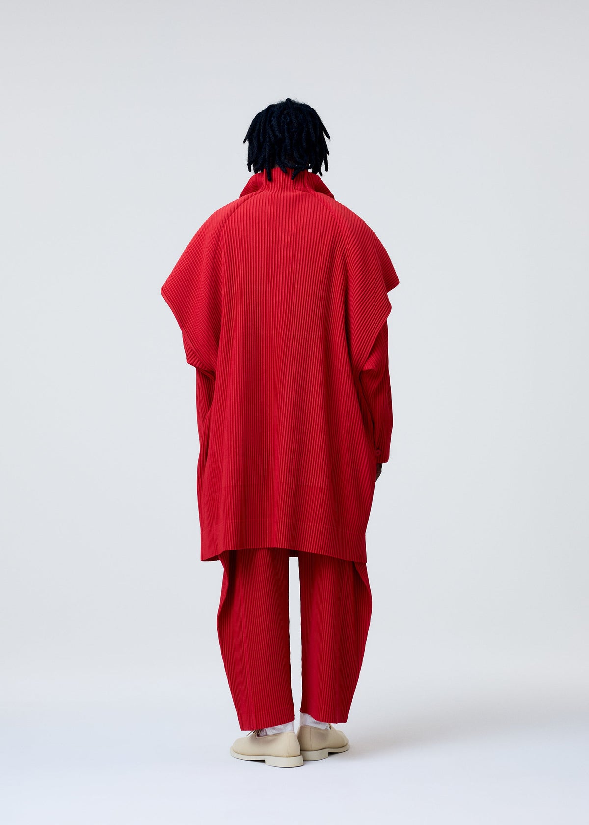 A model wears the HOMME PLISSE ISSEY MIYAKE COVER AND FOLD prêt à porter.