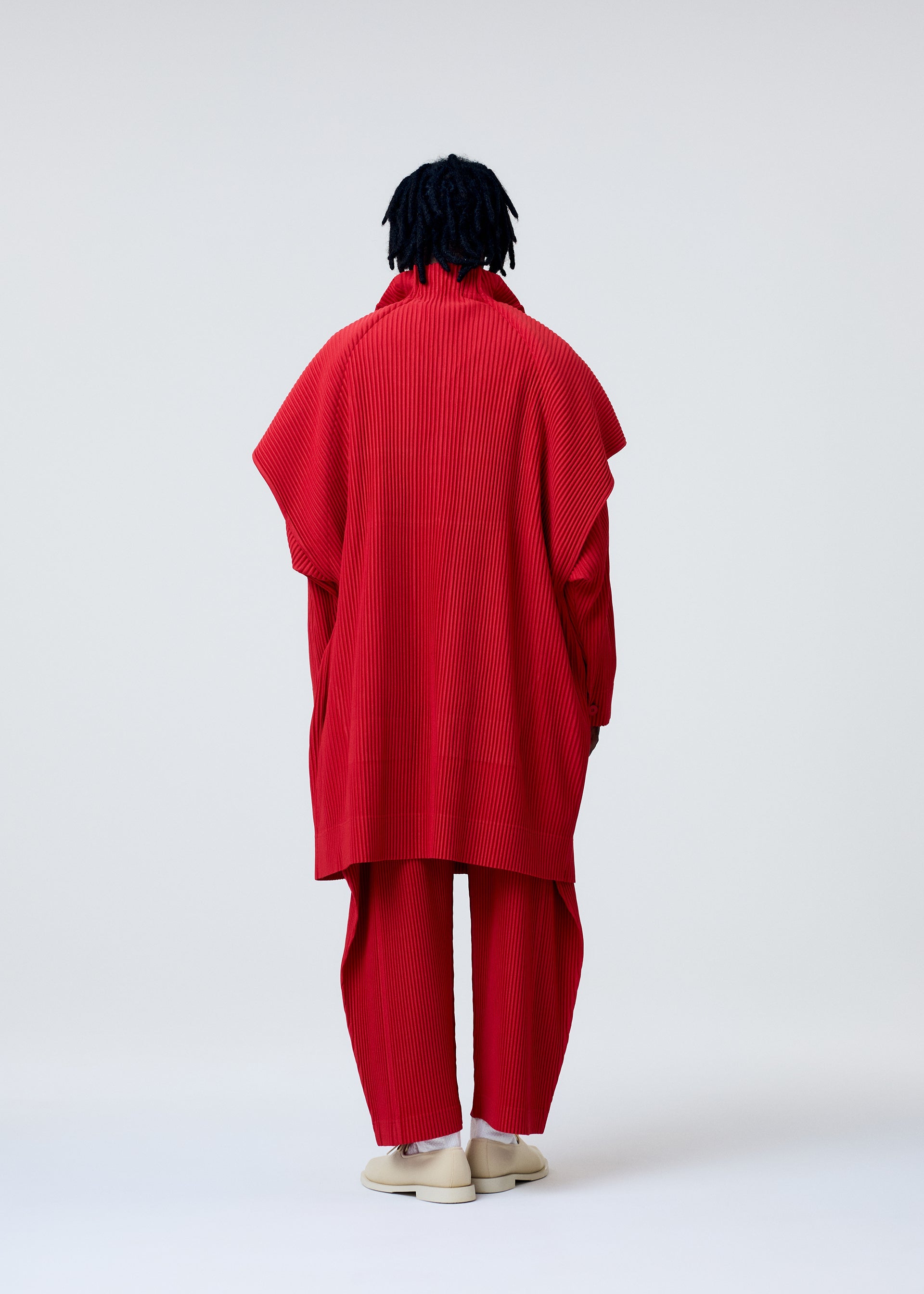 A model wears the HOMME PLISSE ISSEY MIYAKE COVER AND FOLD prêt à porter.