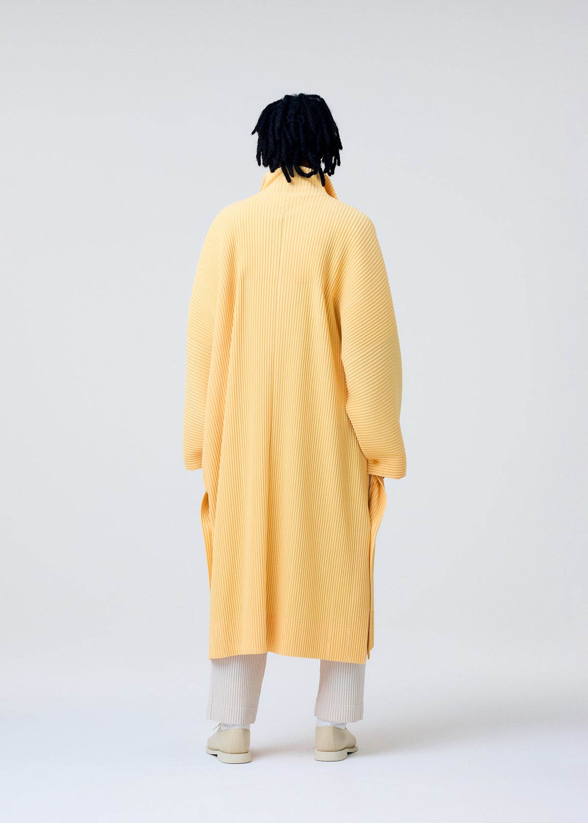 A model wears the Homme Plisse Issey Miyake WEAR OR WRAP prêt à porter.