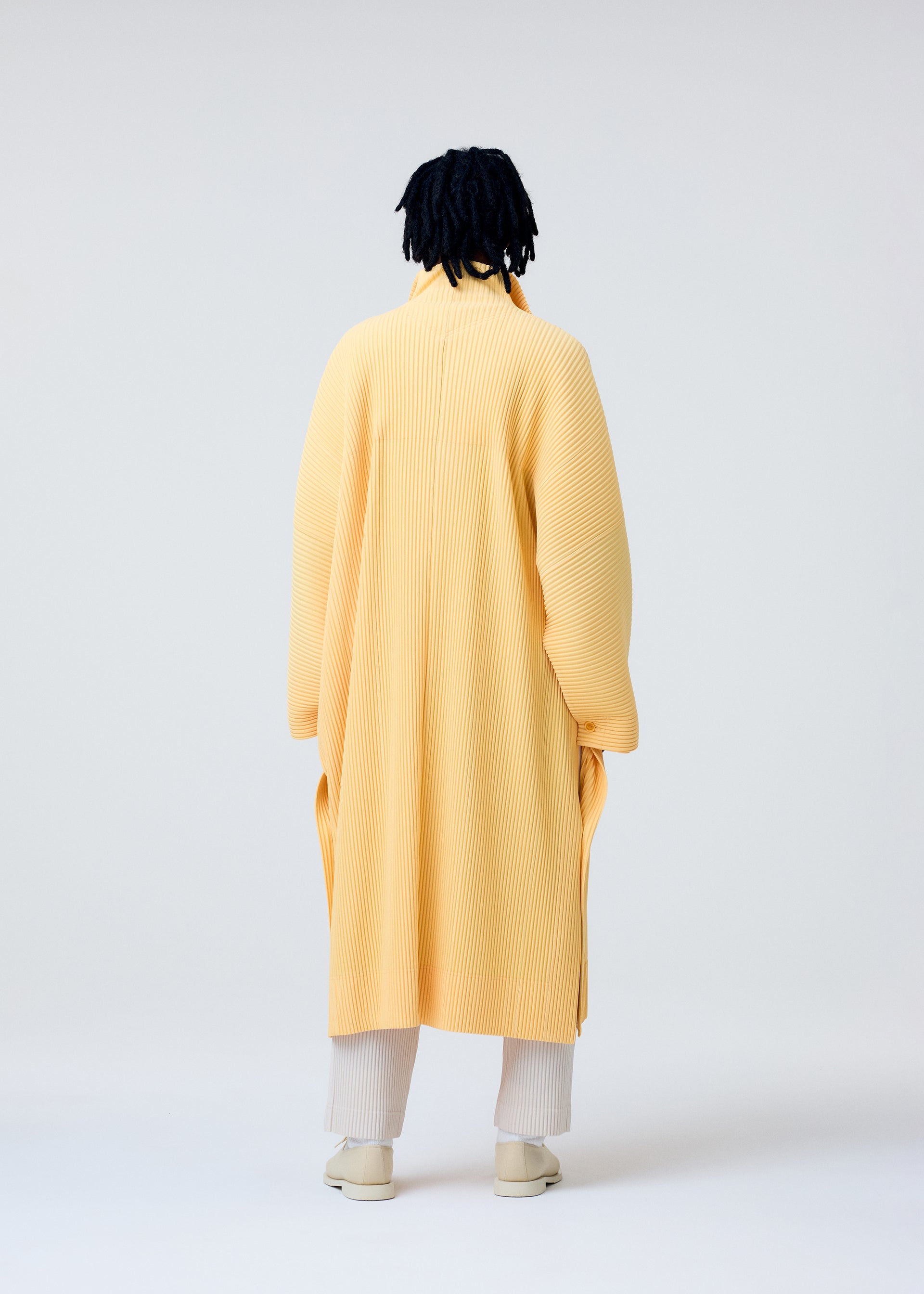 A model wears the Homme Plisse Issey Miyake WEAR OR WRAP prêt à porter.