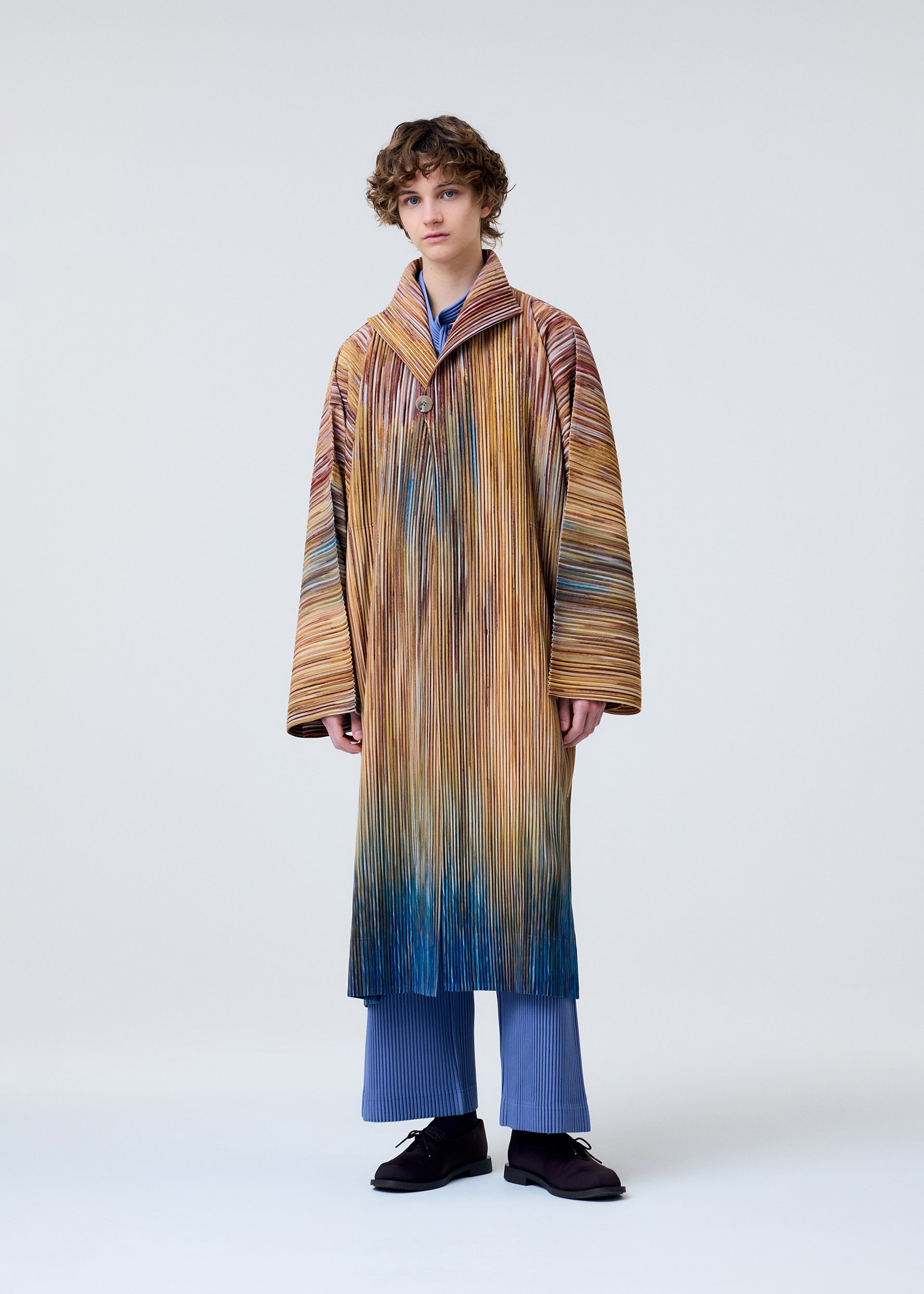 A model wears the Homme Plisse Issey Miyake PAINT BRUSH CLOSE UP prêt à porter.