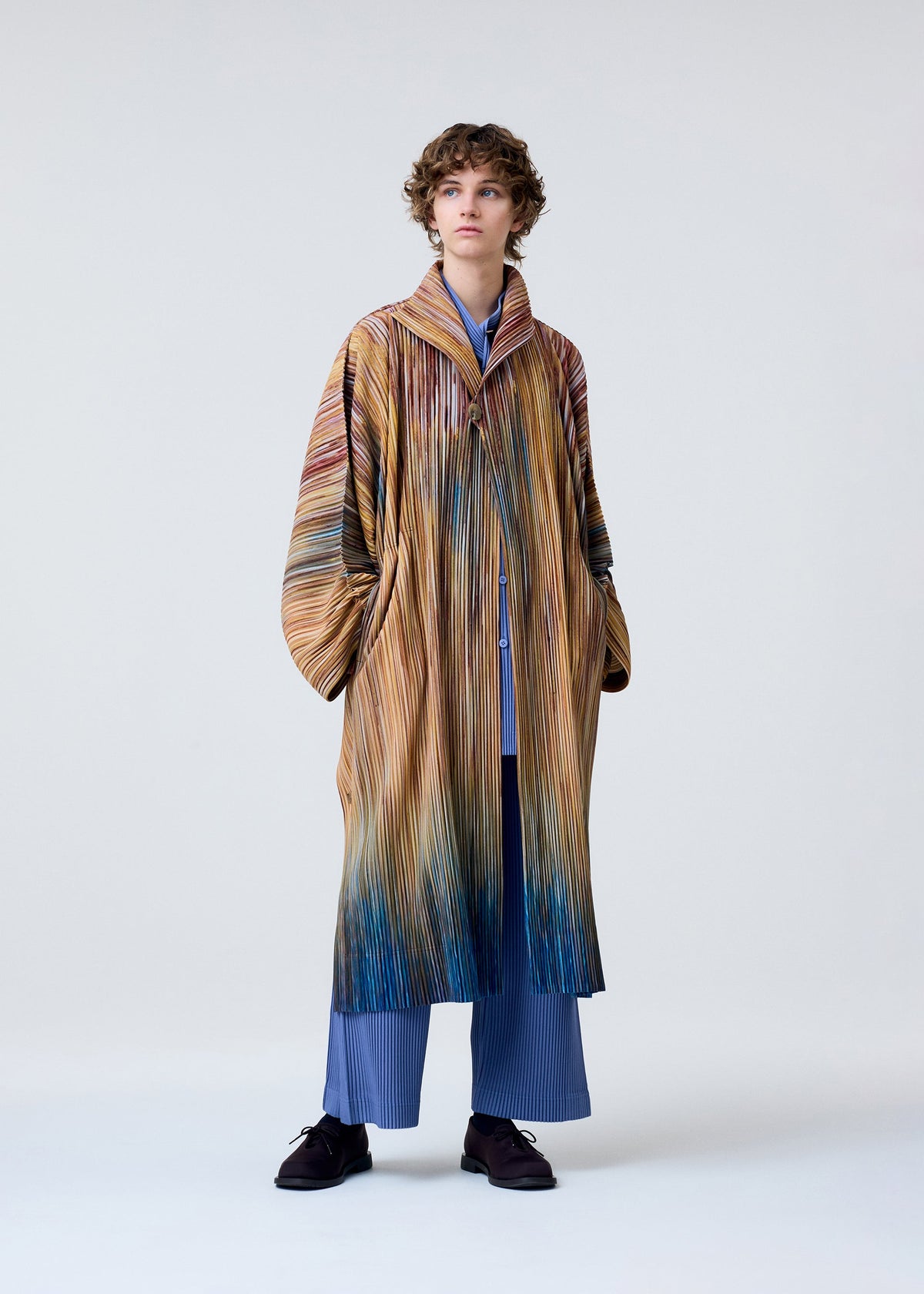 A model wears the Homme Plisse Issey Miyake PAINT BRUSH CLOSE UP prêt à porter.