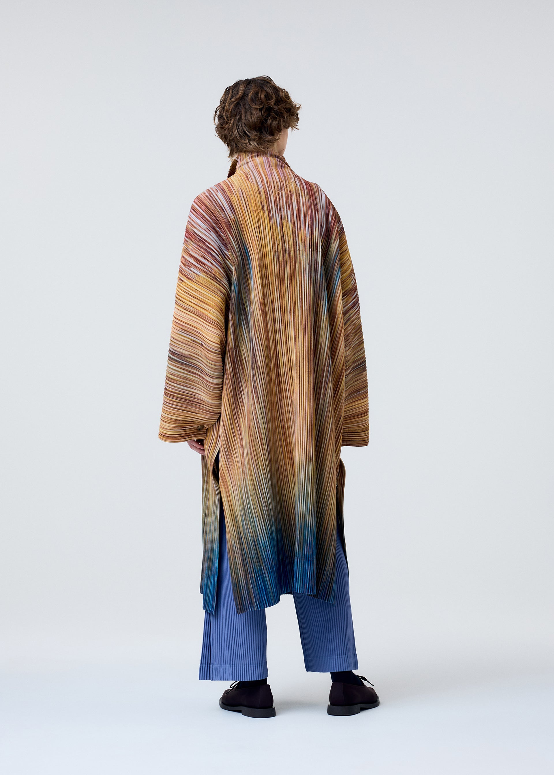 A model wears the Homme Plisse Issey Miyake PAINT BRUSH CLOSE UP prêt à porter.