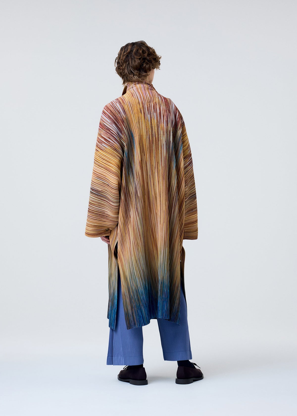 A model wears the Homme Plisse Issey Miyake PAINT BRUSH CLOSE UP prêt à porter.