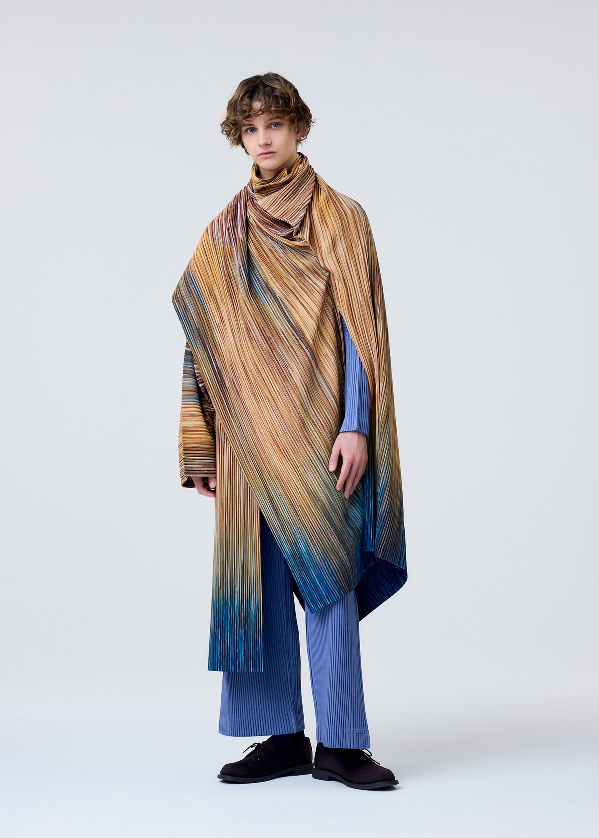 A model wears the Homme Plisse Issey Miyake PAINT BRUSH CLOSE UP prêt à porter.