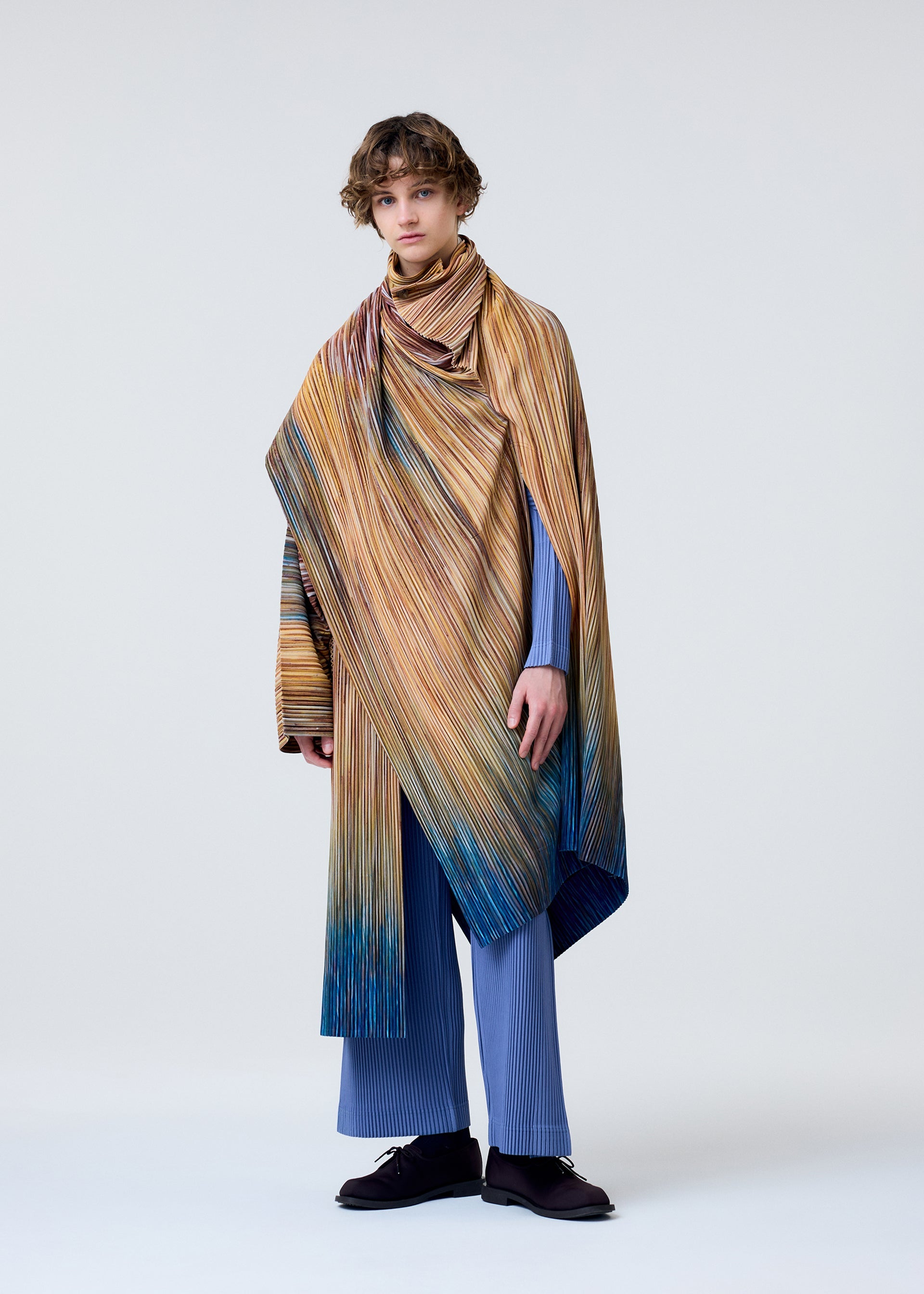 A model wears the Homme Plisse Issey Miyake PAINT BRUSH CLOSE UP prêt à porter.