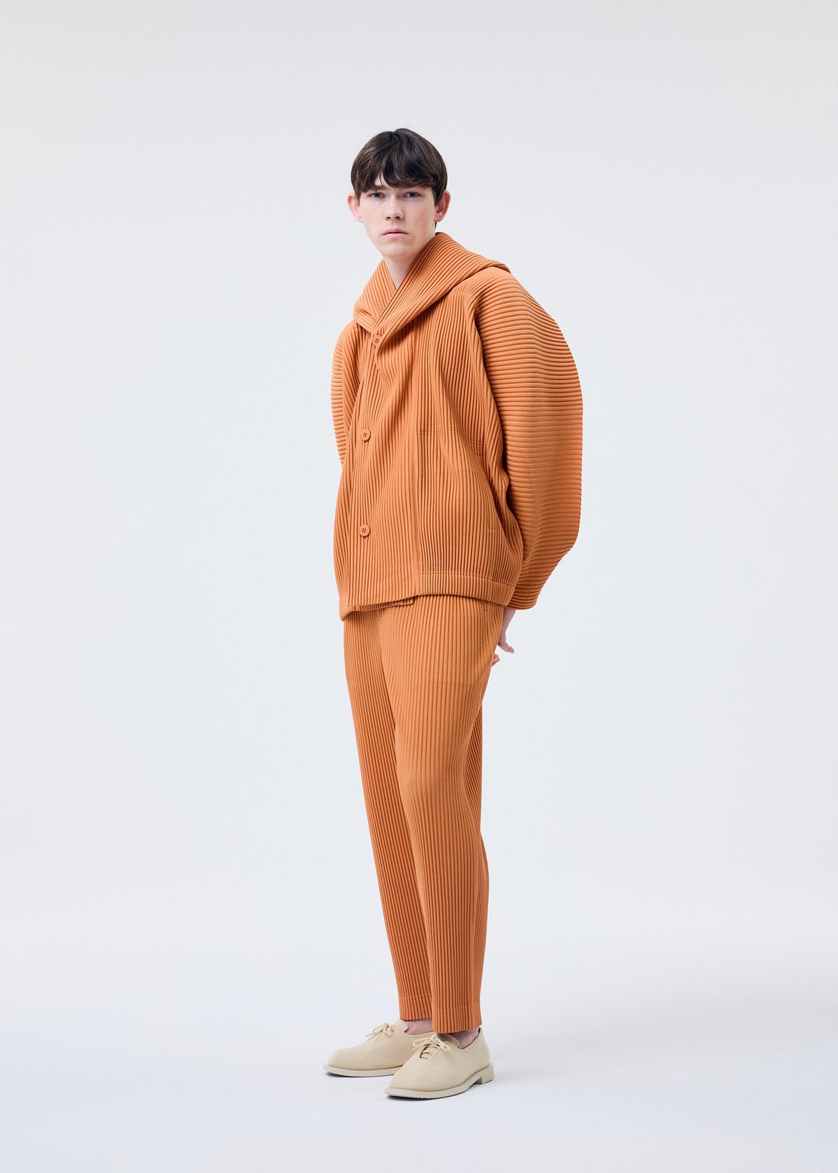 A model wears the Homme Plisse Issey Miyake MONTHLY COLORS MARCH prêt à porter.