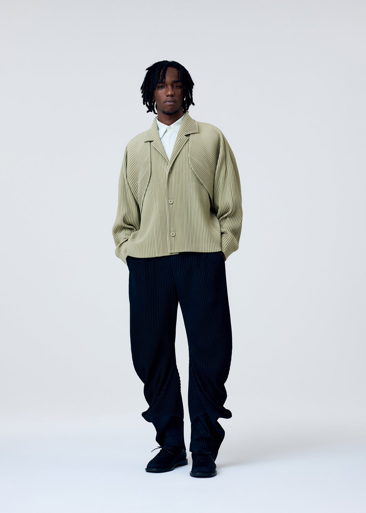 A model wears the HOMME PLISSE ISSEY MIYAKE COVER AND FOLD prêt à porter.