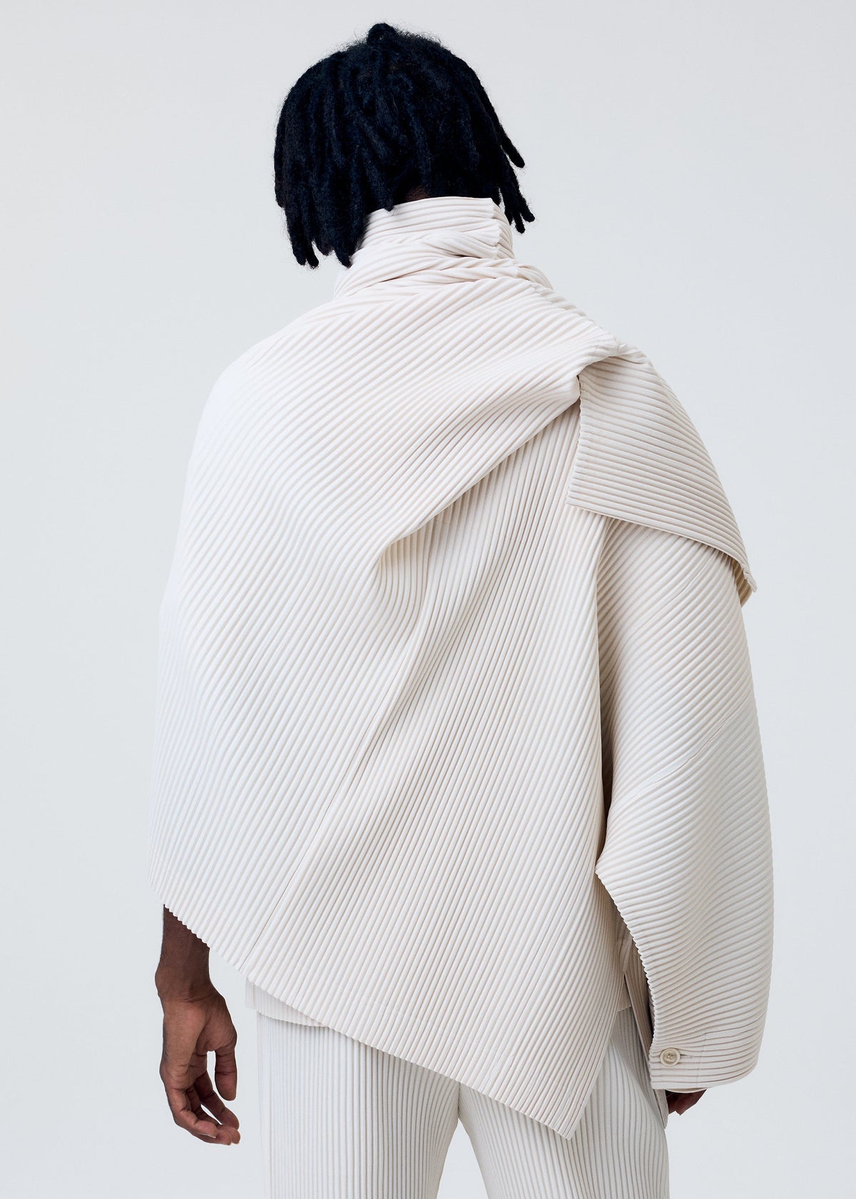 A model wears the Homme Plisse Issey Miyake WEAR OR WRAP prêt à porter.