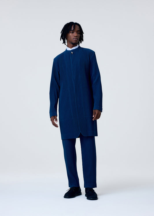 A model wears the HOMME PLISSE ISSEY MIYAKE TAILORED PLEATS 1 prêt à porter.