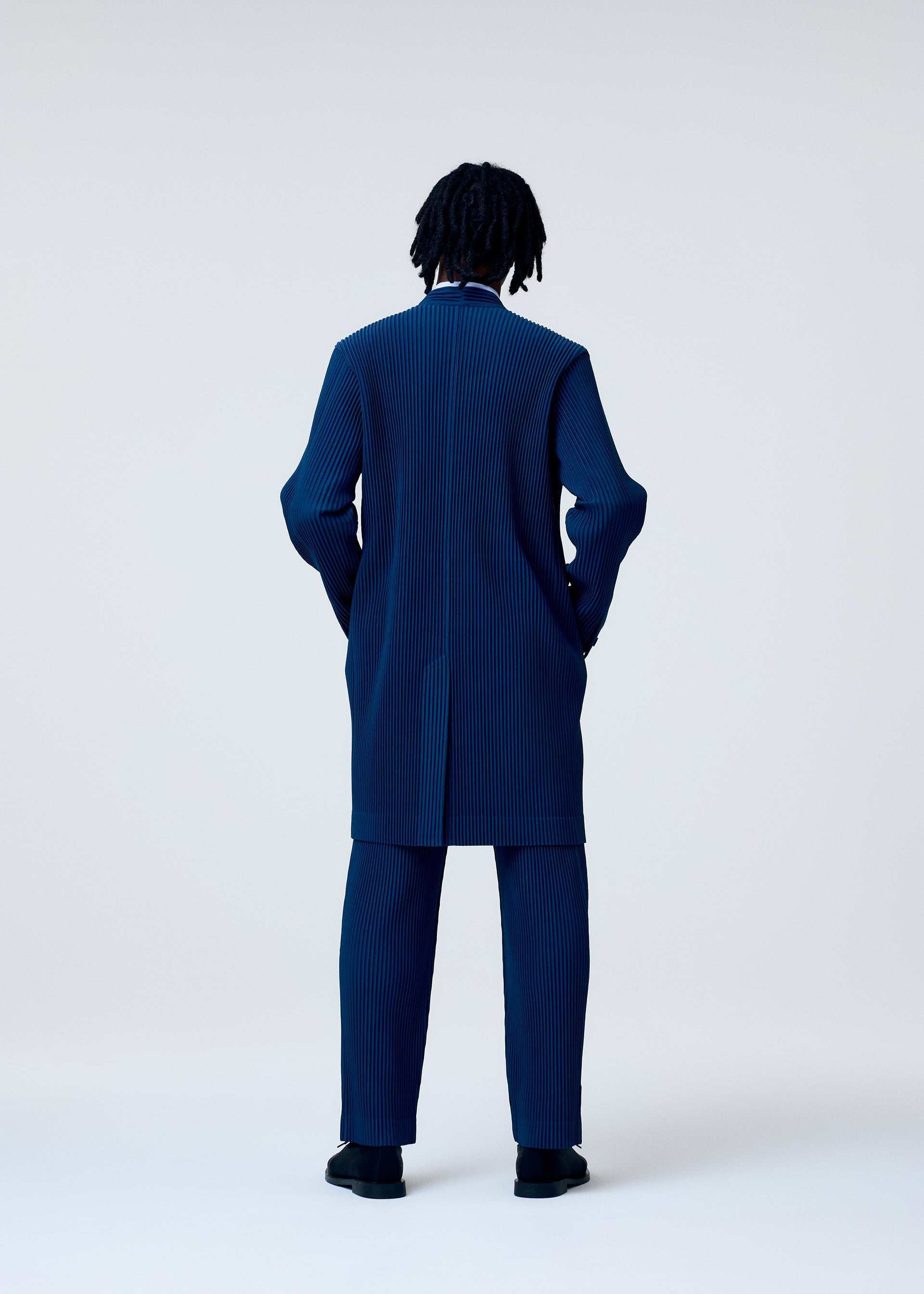 A model wears the HOMME PLISSE ISSEY MIYAKE TAILORED PLEATS 1 prêt à porter.