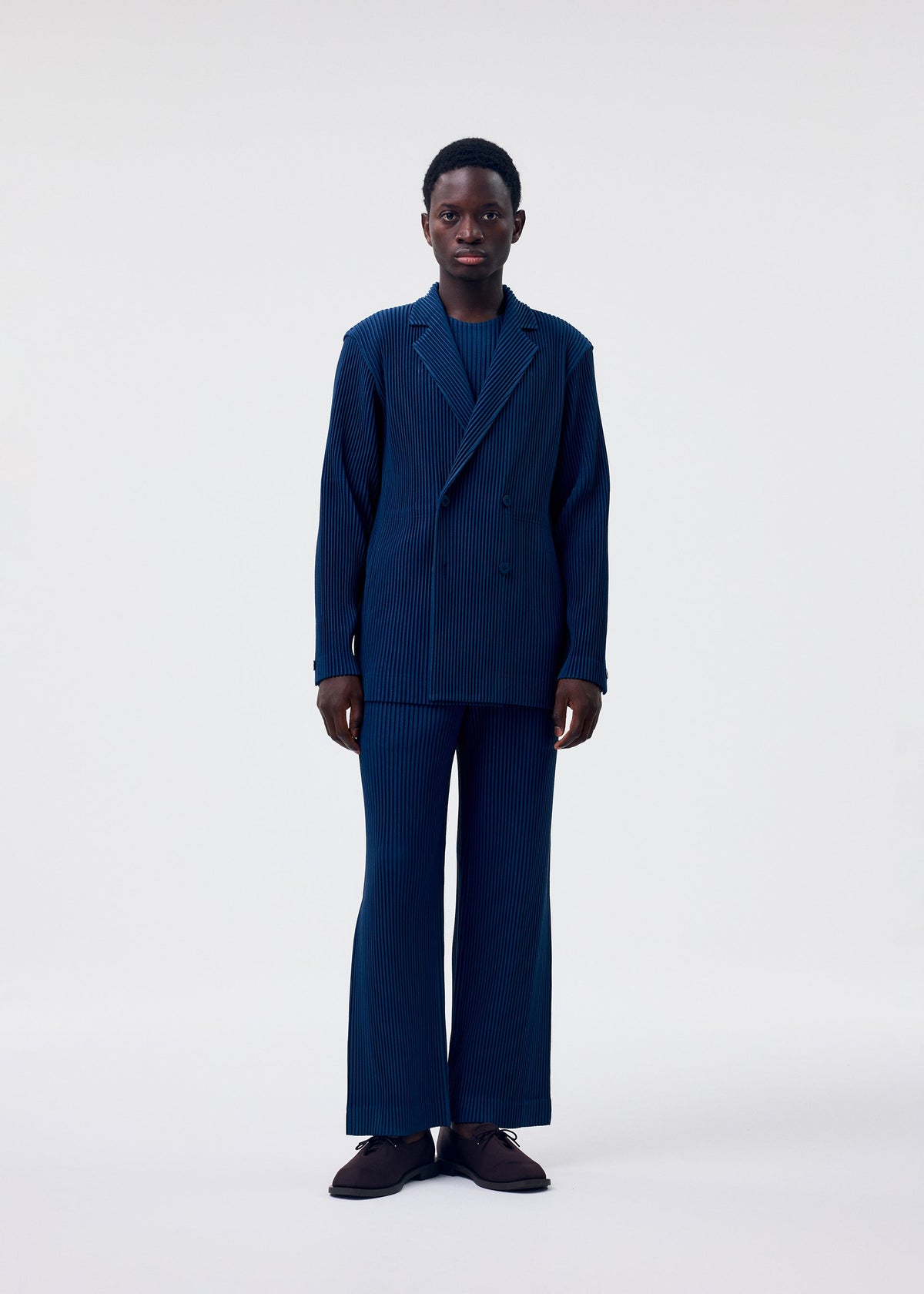 A model wears the HOMME PLISSE ISSEY MIYAKE TAILORED PLEATS 1 prêt à porter.