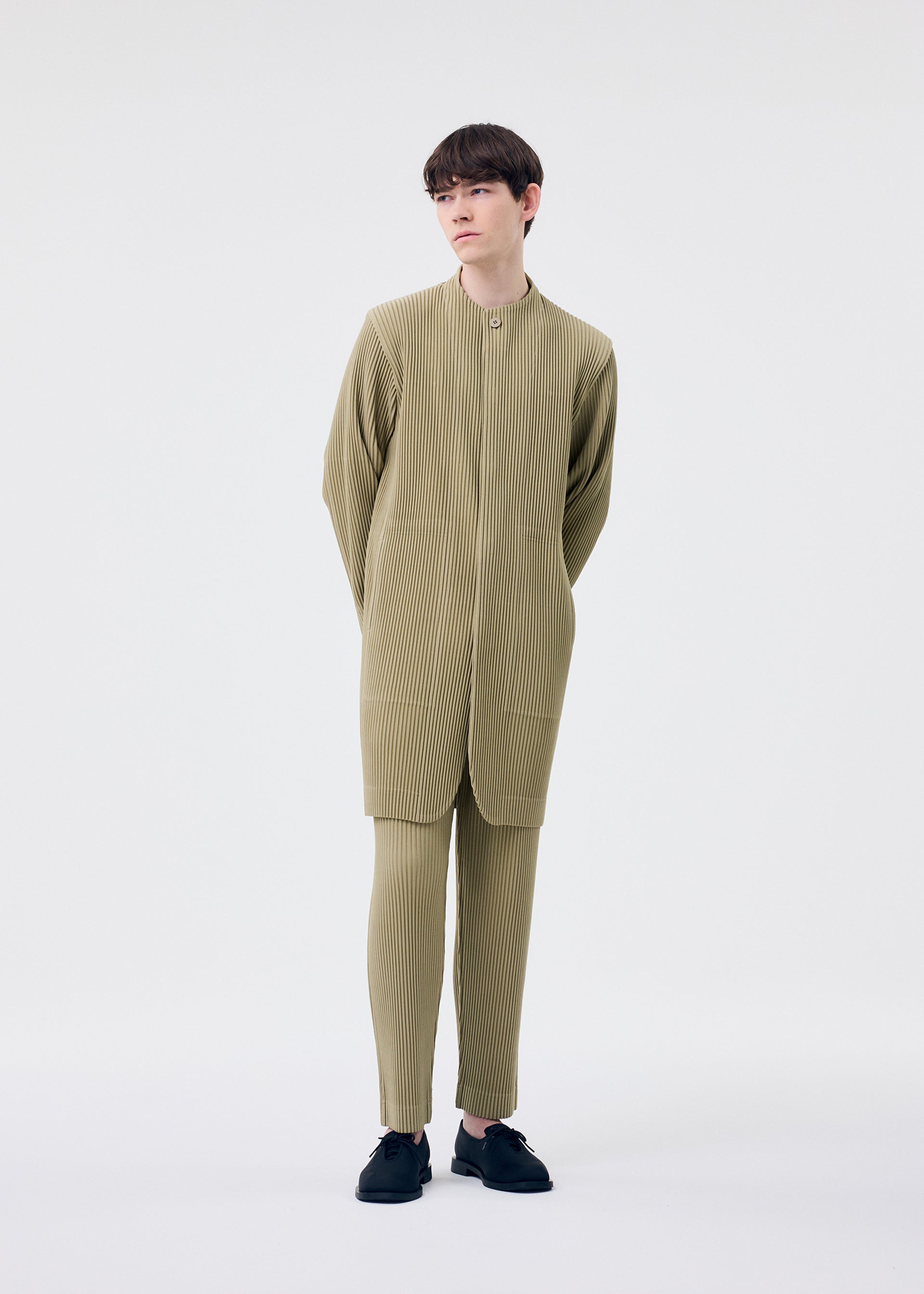 A model wears the HOMME PLISSE ISSEY MIYAKE TAILORED PLEATS 1 prêt à porter.