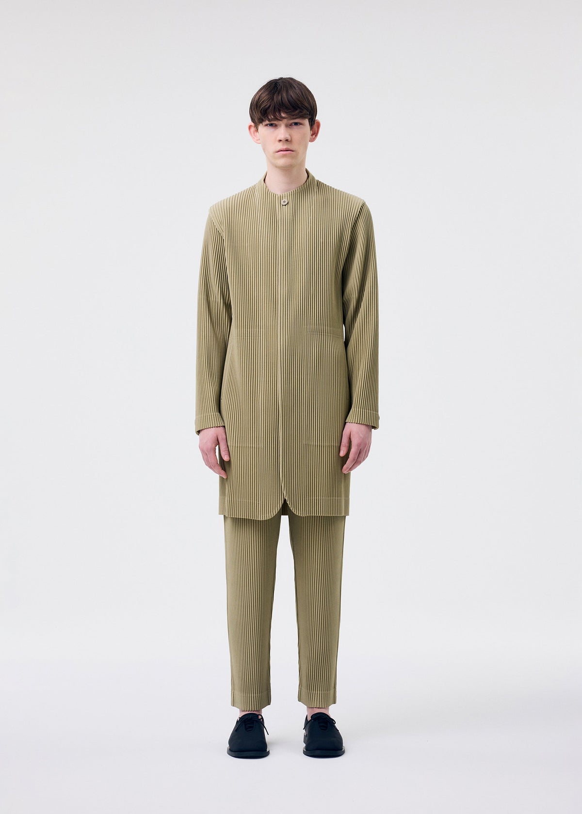 A model wears the HOMME PLISSE ISSEY MIYAKE TAILORED PLEATS 1 prêt à porter.