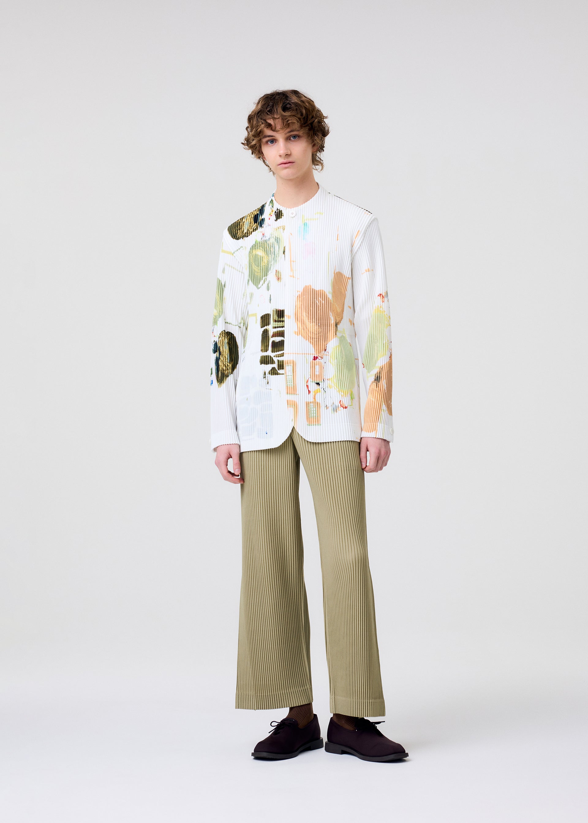 A model wears the HOMME PLISSE ISSEY MIYAKE PALETTE prêt à porter.