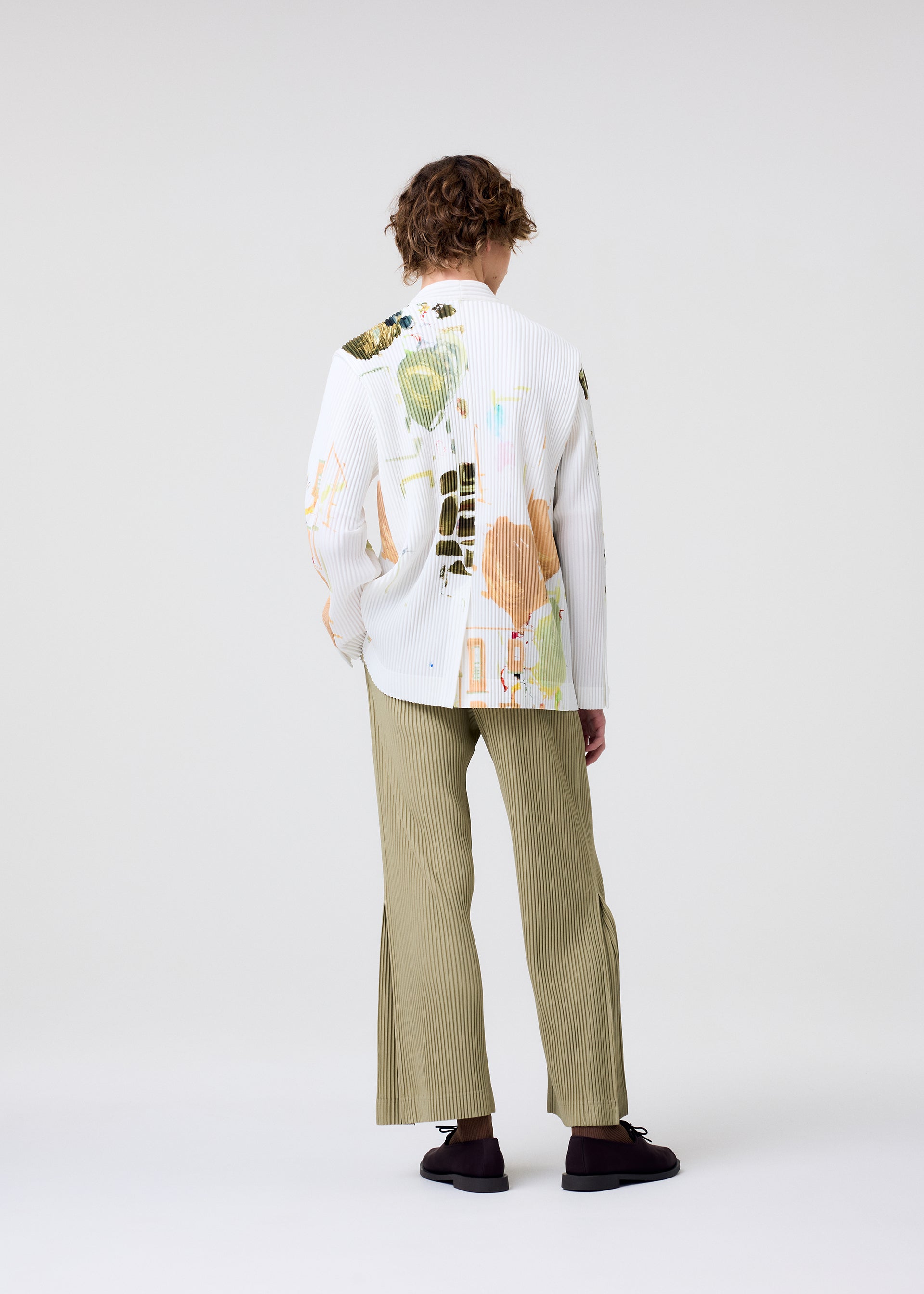 A model wears the HOMME PLISSE ISSEY MIYAKE PALETTE prêt à porter.