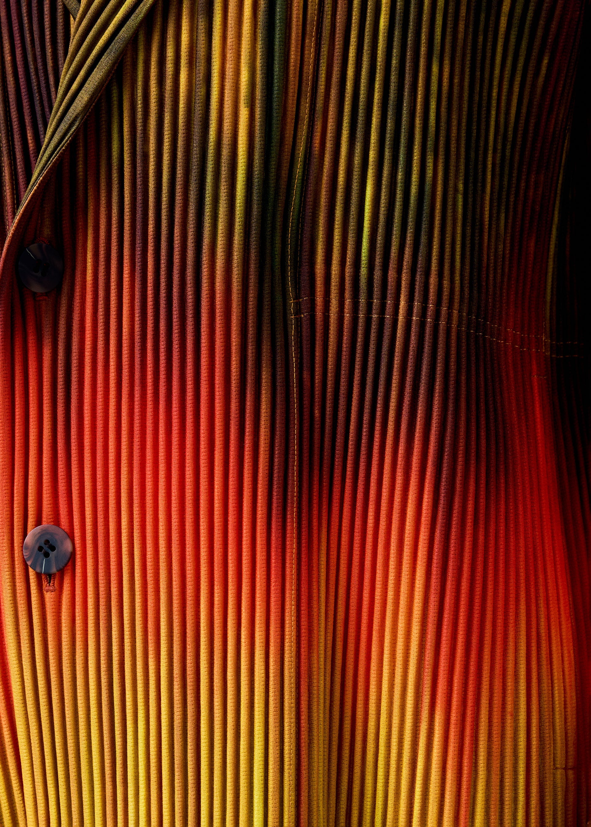 A model wears the Homme Plisse Issey Miyake PAINT BRUSH CLOSE UP prêt à porter.