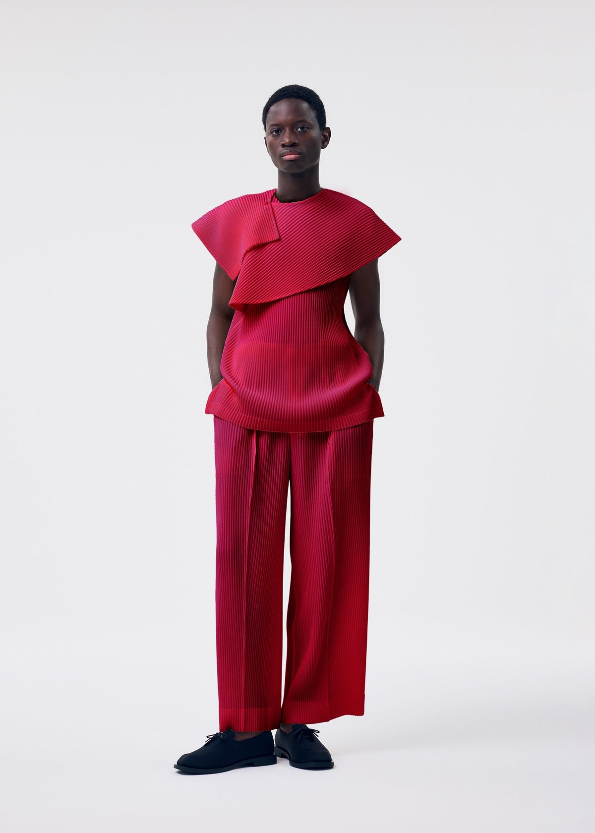 A model wears the HOMME PLISSE ISSEY MIYAKE MONTHLY COLORS JANUARY prêt à porter.