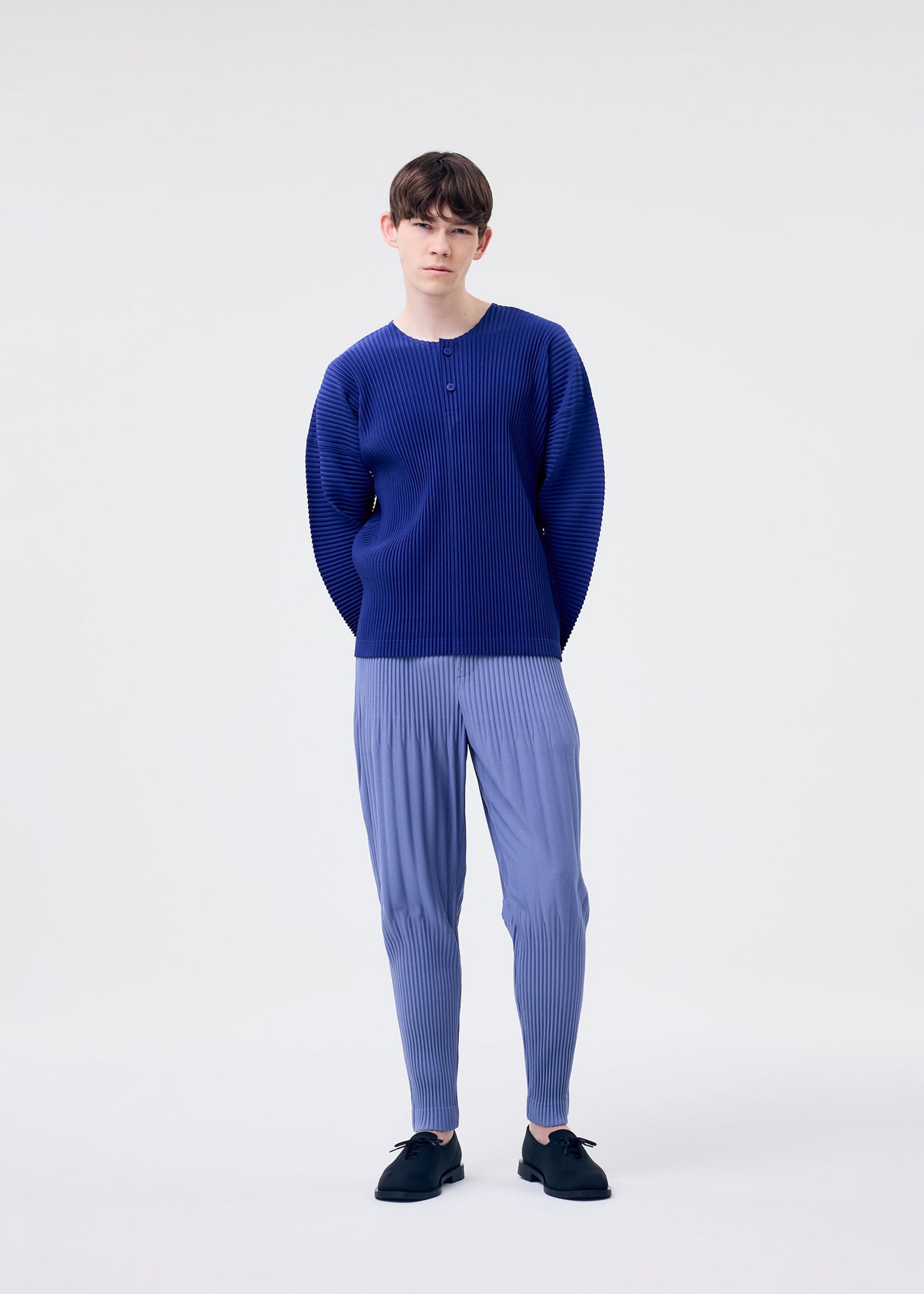 A model wears the HOMME PLISSE ISSEY MIYAKE MONTHLY COLORS FEBRUARY prêt à porter.