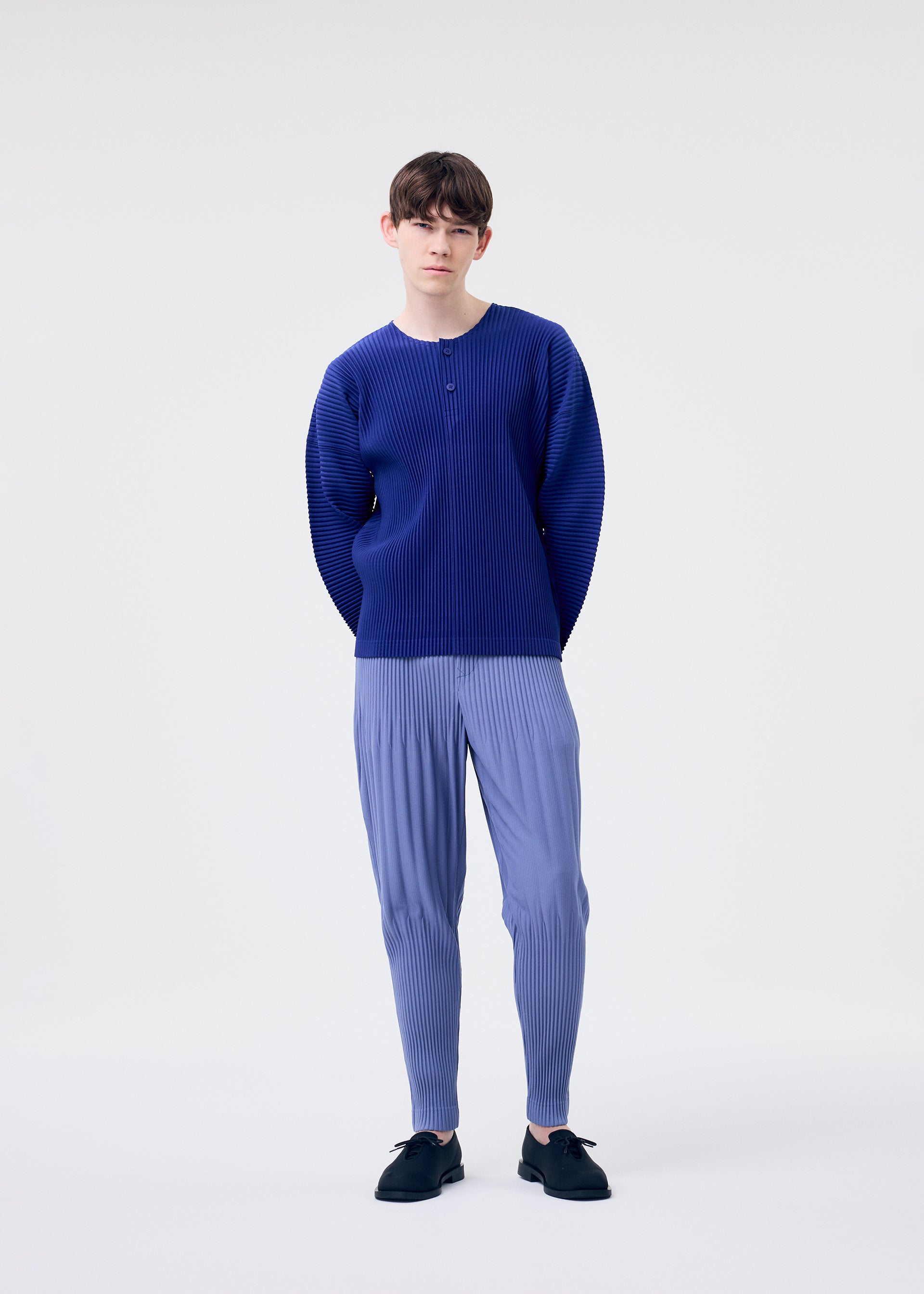 A model wears the HOMME PLISSE ISSEY MIYAKE MONTHLY COLORS FEBRUARY prêt à porter.