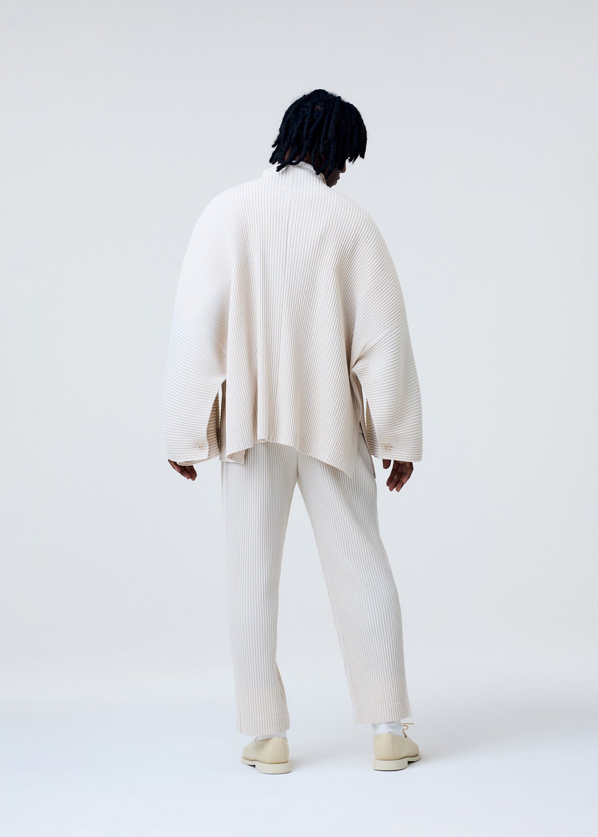 A model wears the Homme Plisse Issey Miyake MONTHLY COLORS MARCH prêt à porter.
