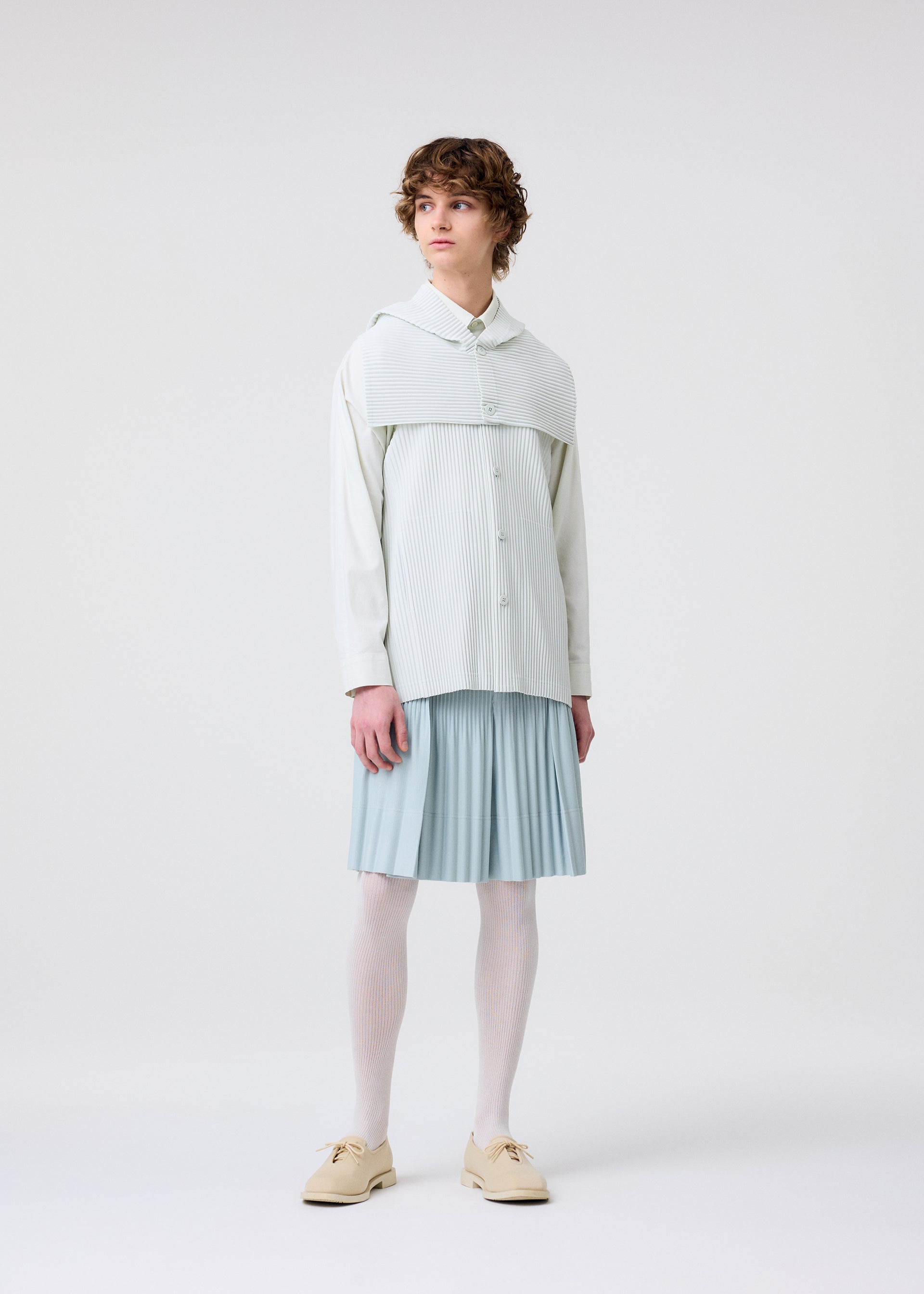 A model wears the HOMME PLISSÉ ISSEY MIYAKE MONTHLY COLORS : JUNE monthly-colors-june-trousers-black.