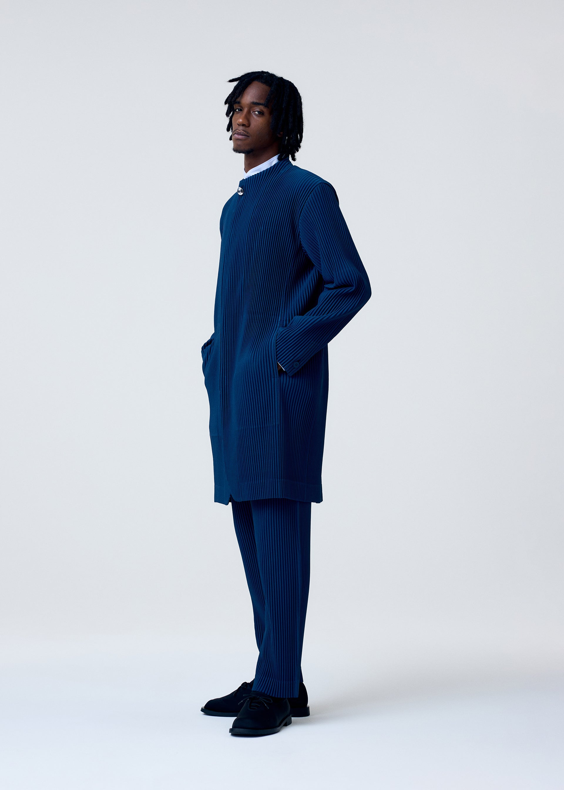 A model wears the HOMME PLISSE ISSEY MIYAKE TAILORED PLEATS 1 prêt à porter.