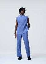 A model wears the HOMME PLISSE ISSEY MIYAKE TAILORED PLEATS 1 prêt à porter.