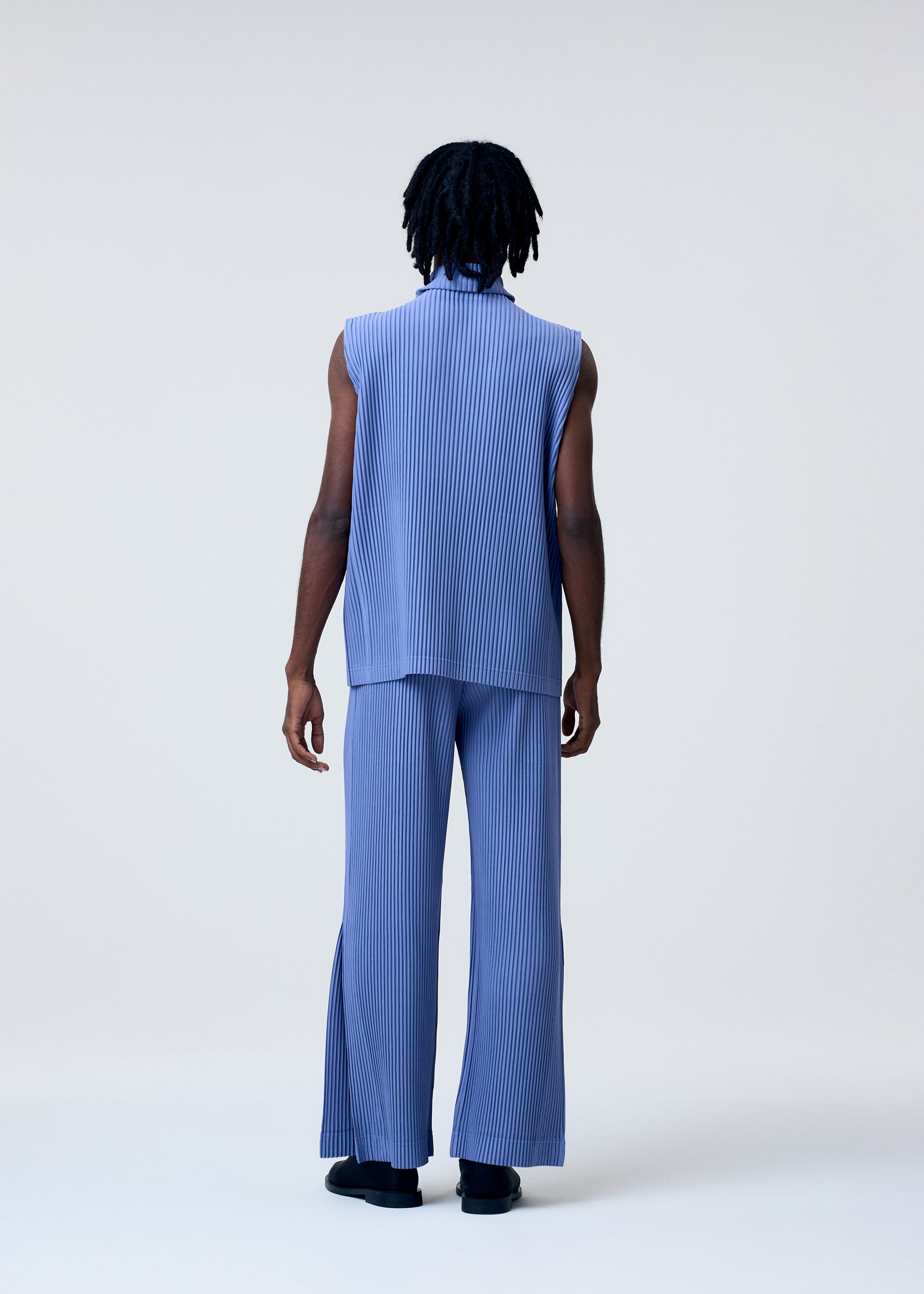 A model wears the HOMME PLISSE ISSEY MIYAKE TAILORED PLEATS 1 prêt à porter.