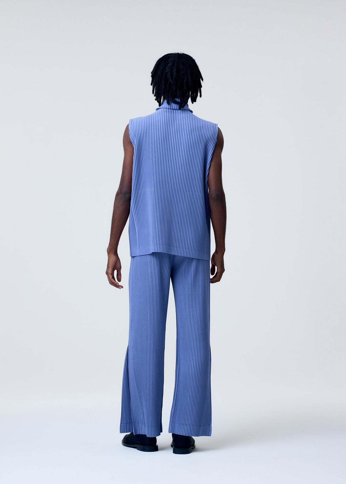 A model wears the HOMME PLISSE ISSEY MIYAKE TAILORED PLEATS 1 prêt à porter.