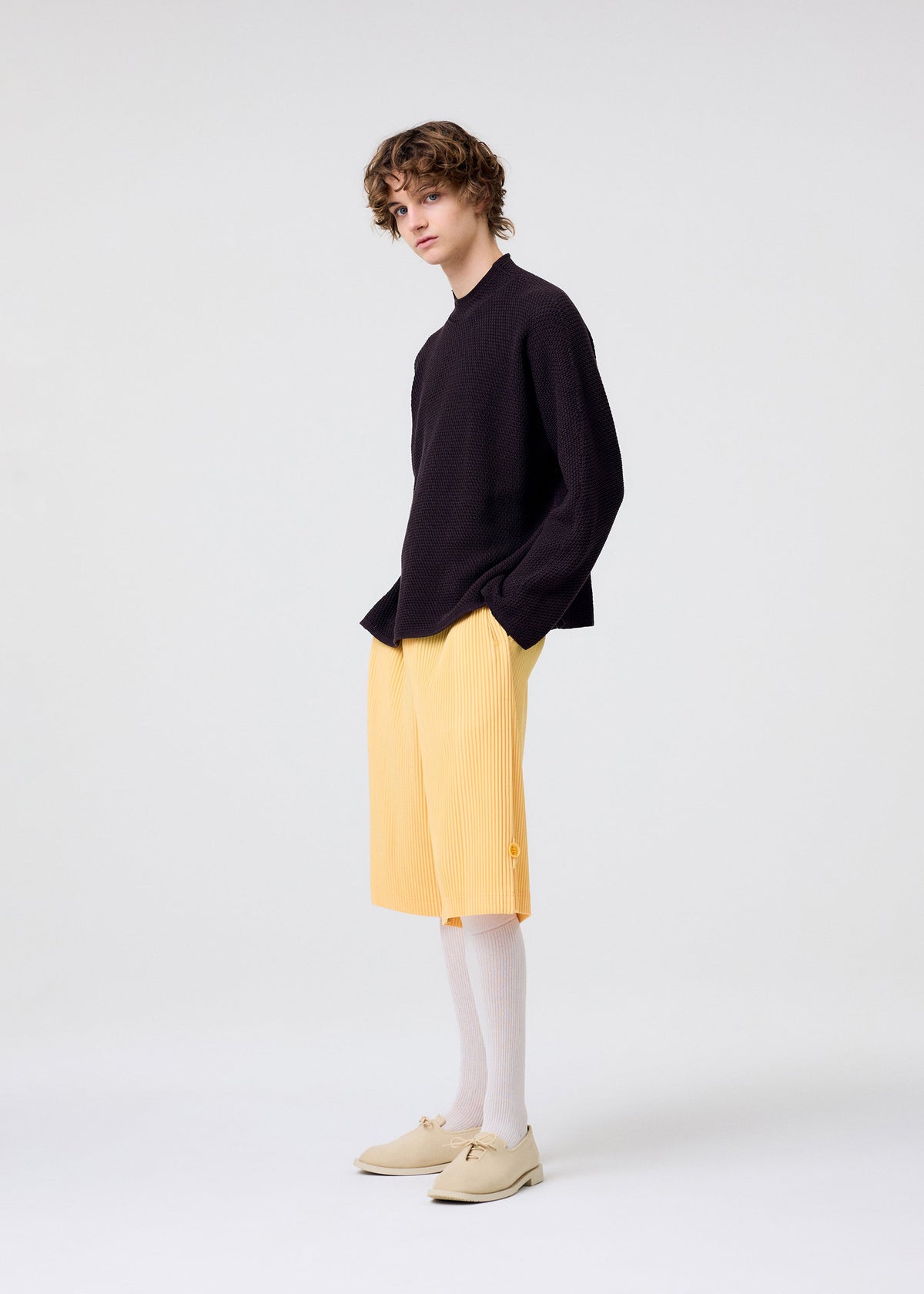 A model wears the Homme Plisse Issey Miyake WEAR OR WRAP prêt à porter.