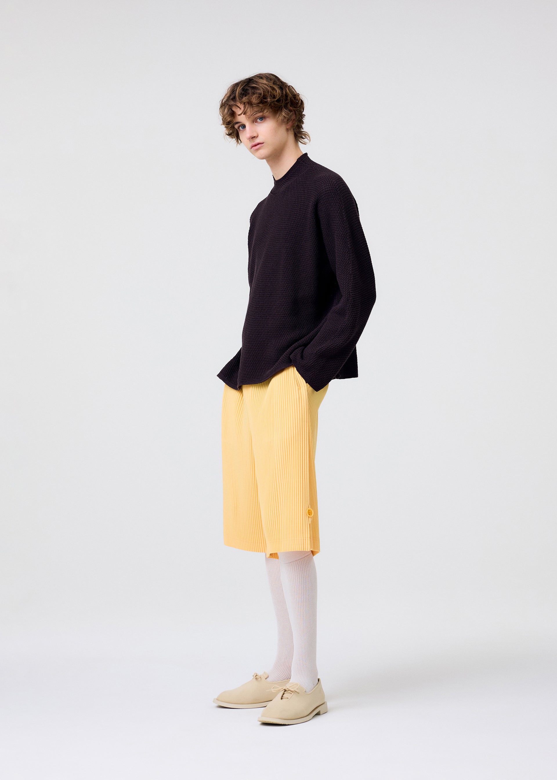 A model wears the Homme Plisse Issey Miyake WEAR OR WRAP prêt à porter.