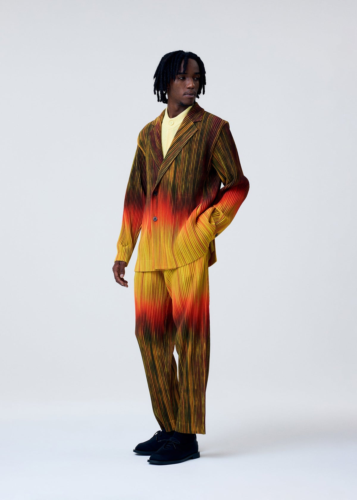 A model wears the Homme Plisse Issey Miyake PAINT BRUSH CLOSE UP prêt à porter.