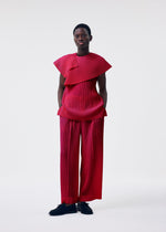 A model wears the HOMME PLISSE ISSEY MIYAKE MONTHLY COLORS JANUARY prêt à porter.