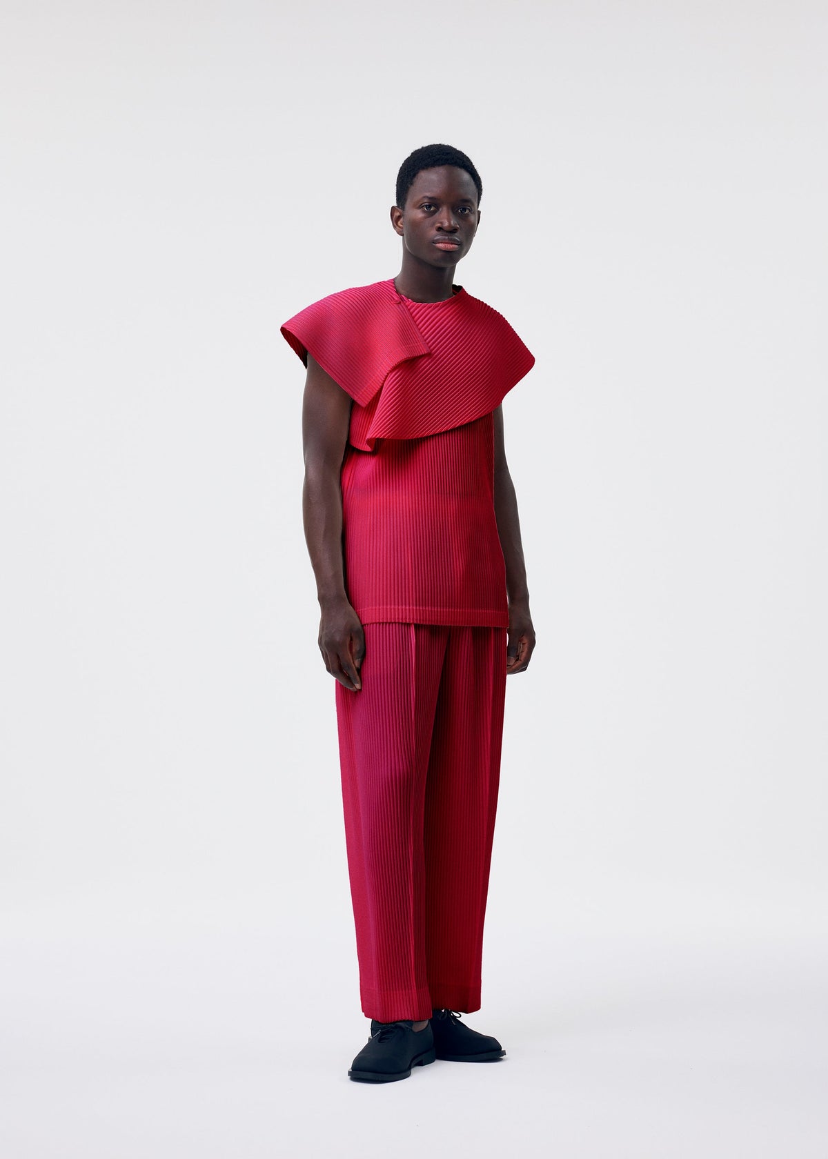 A model wears the HOMME PLISSE ISSEY MIYAKE MONTHLY COLORS JANUARY prêt à porter.