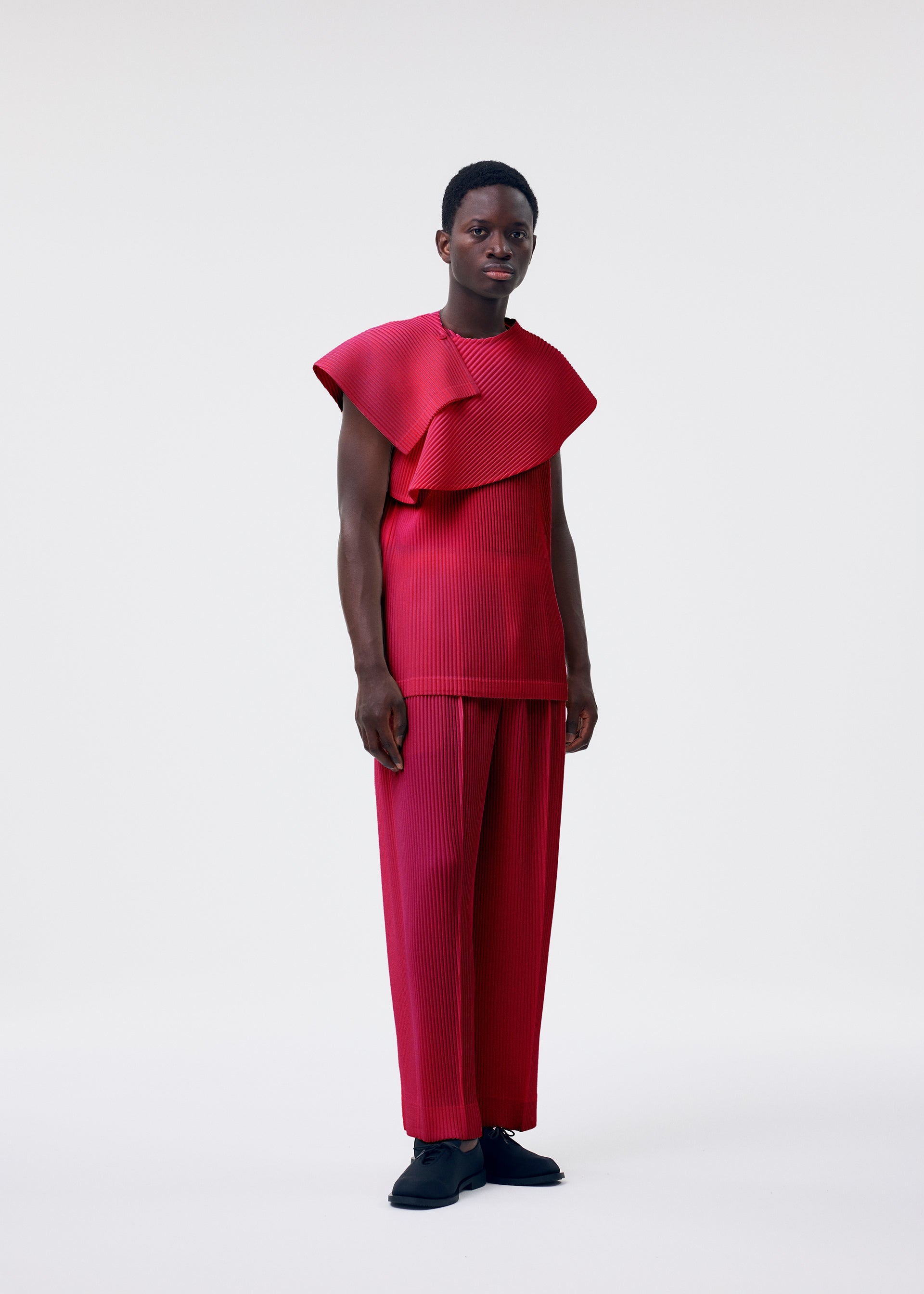 A model wears the HOMME PLISSE ISSEY MIYAKE MONTHLY COLORS JANUARY prêt à porter.