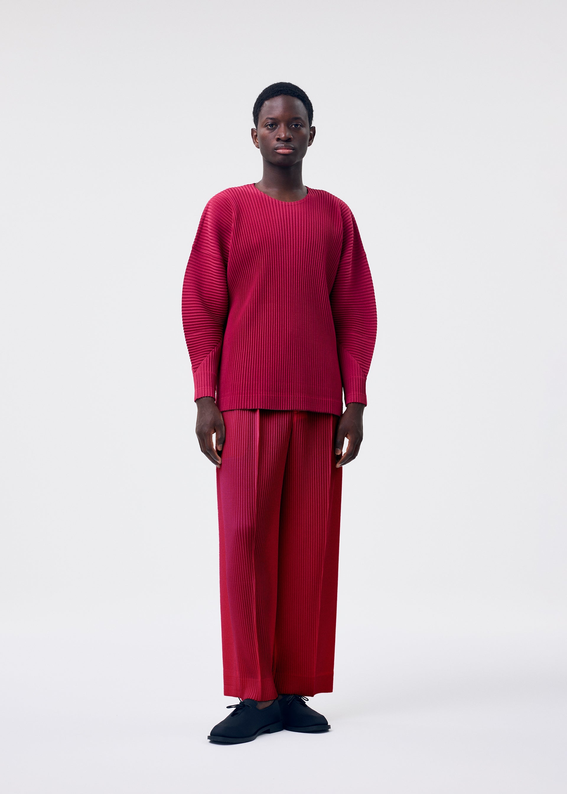 MONTHLY COLORS : JANUARY Top Liguria Grape Red – ISSEY MIYAKE EU