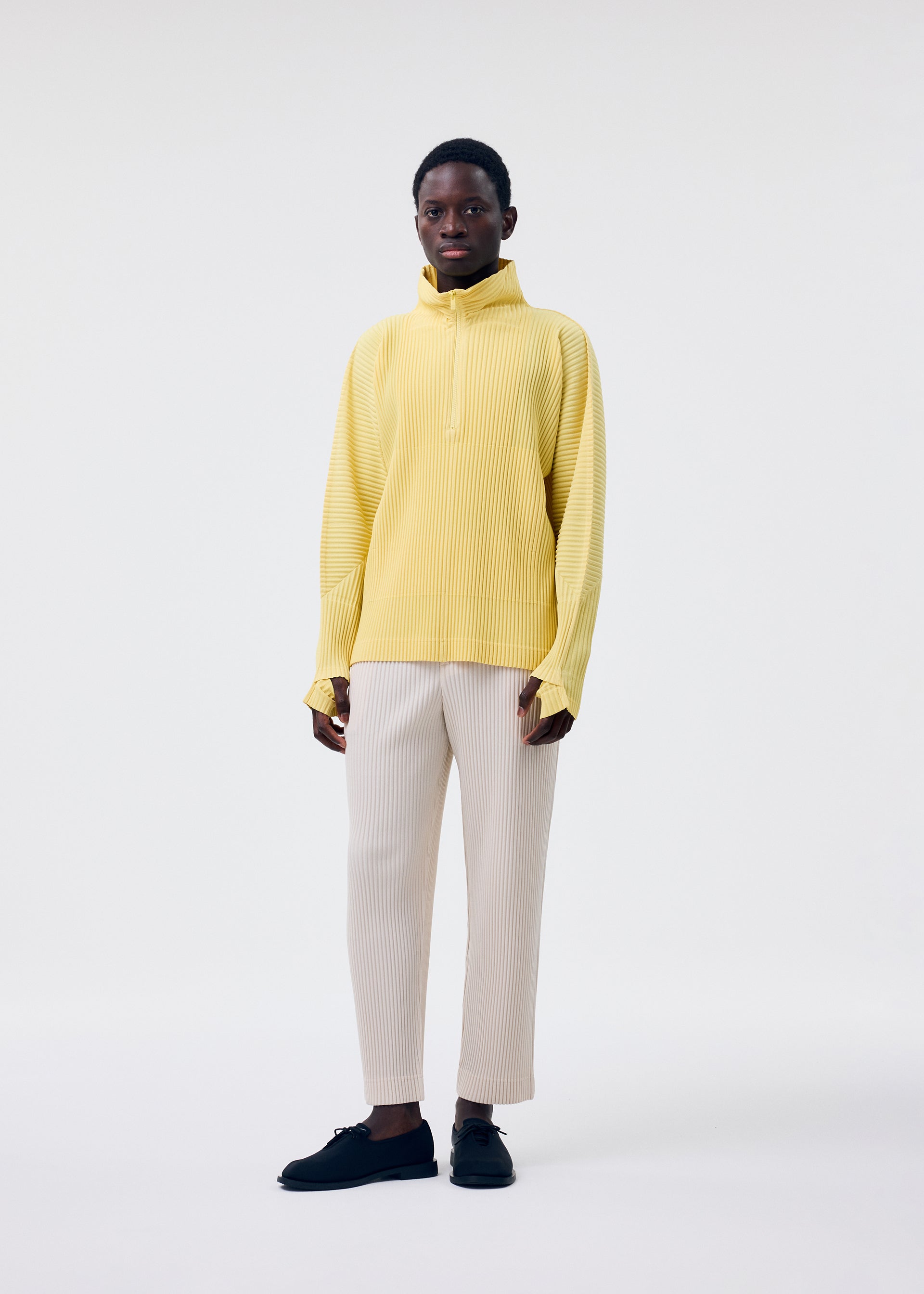 A model wears the Homme Plisse Issey Miyake MONTHLY COLORS MARCH prêt à porter.