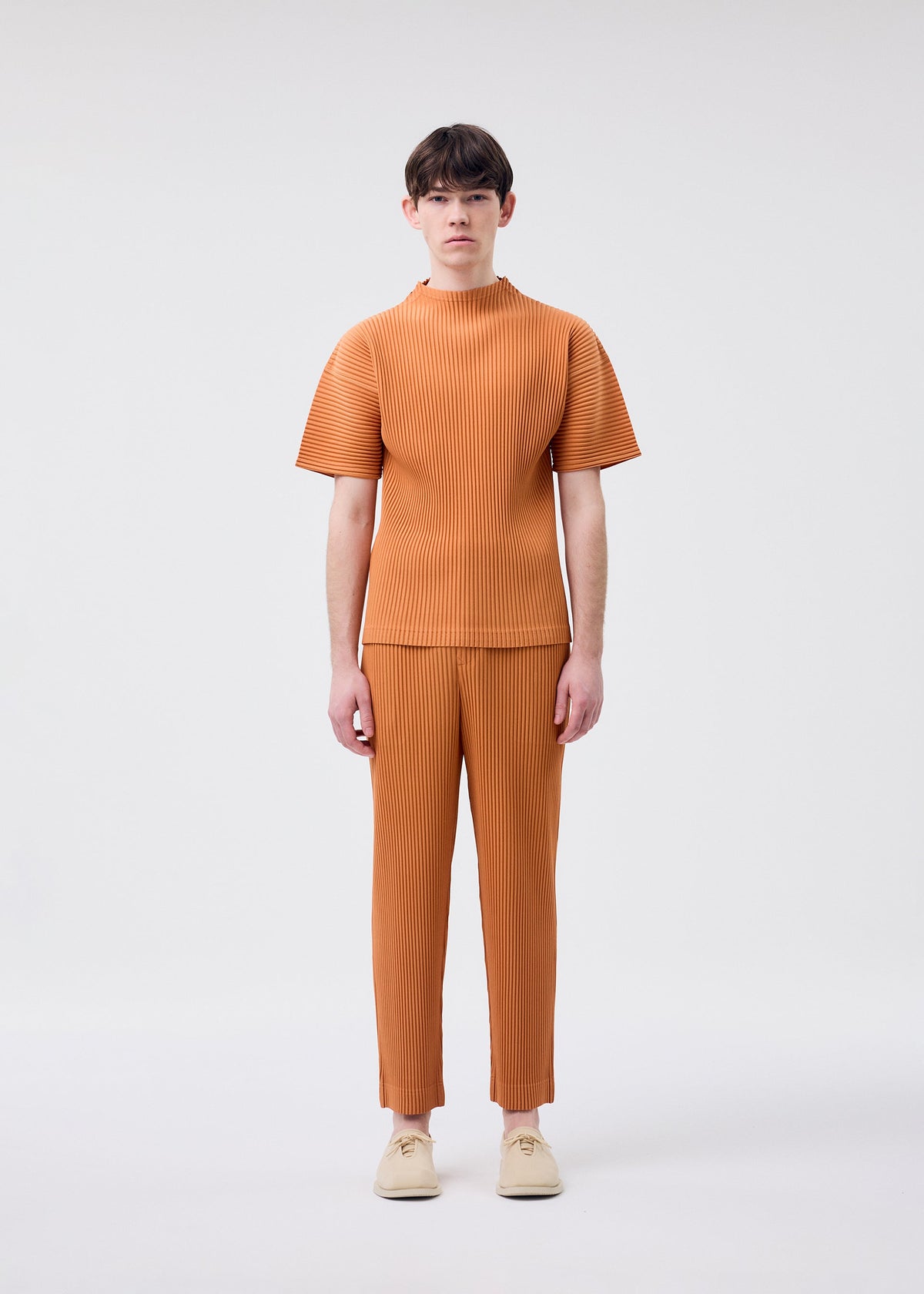 A model wears the Homme Plisse Issey Miyake MONTHLY COLORS MARCH prêt à porter.